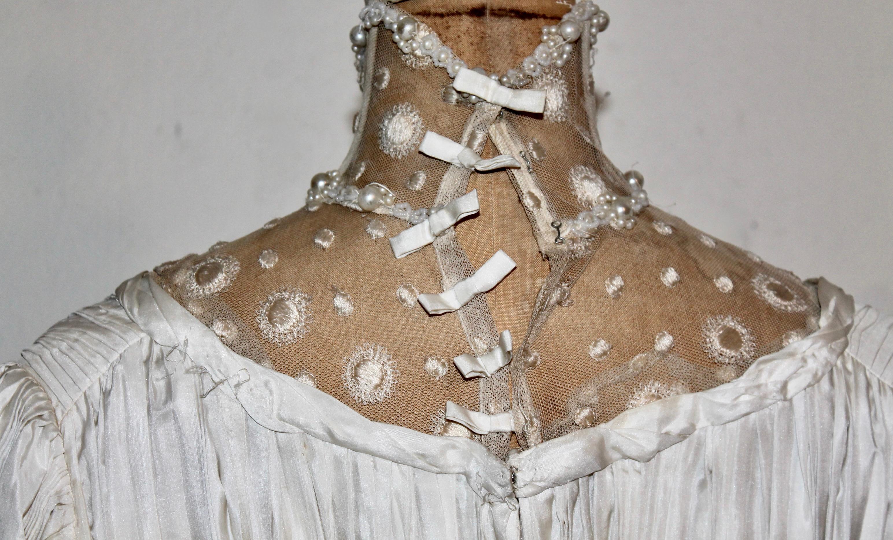 Vestido de novia o de té eduardiano de seda crema plisada en venta 4