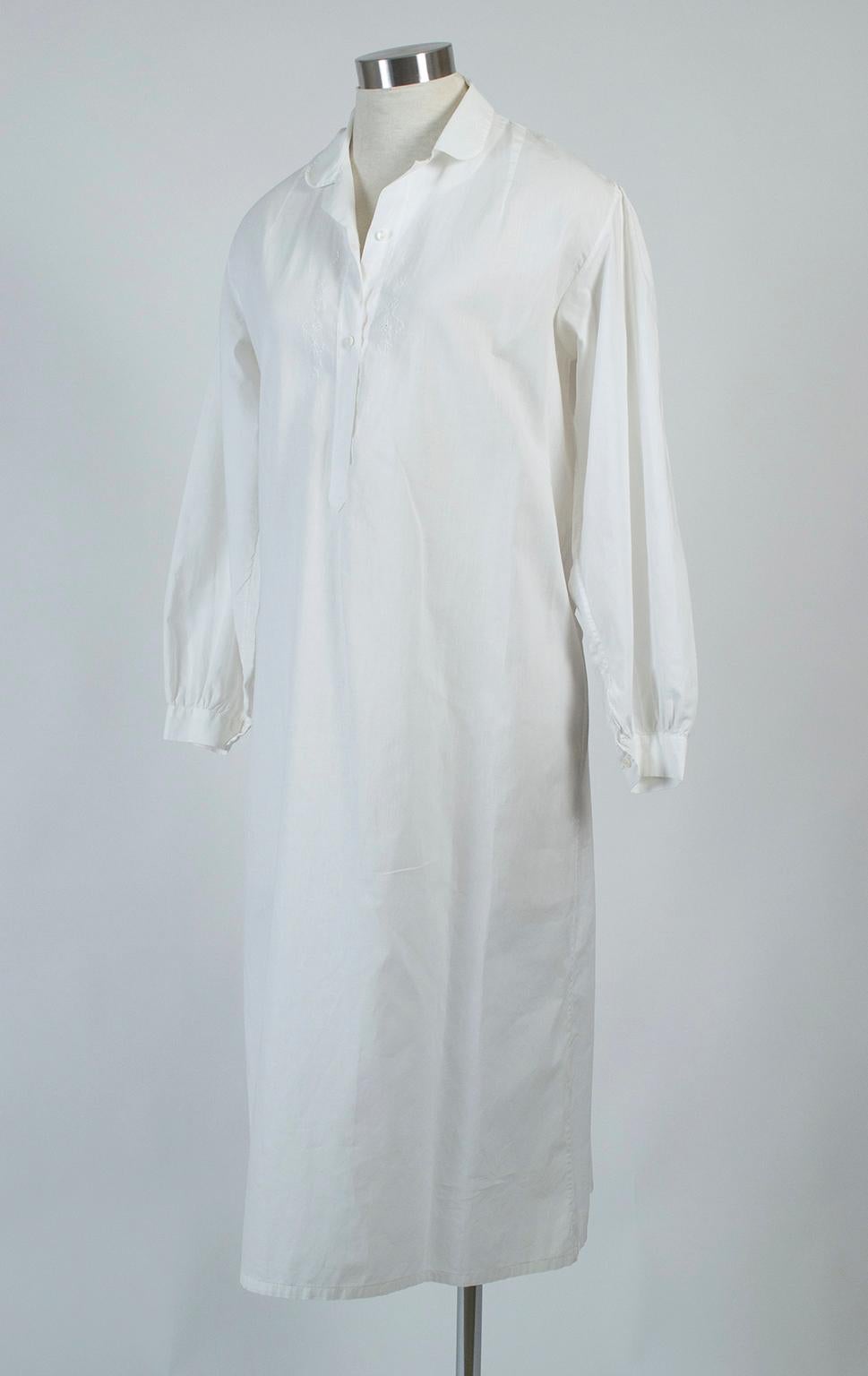 Weißes Nachthemd aus bestickter Baumwolle und Poplin im Edwardianischen Stil - M, 1910er Jahre (Grau) im Angebot