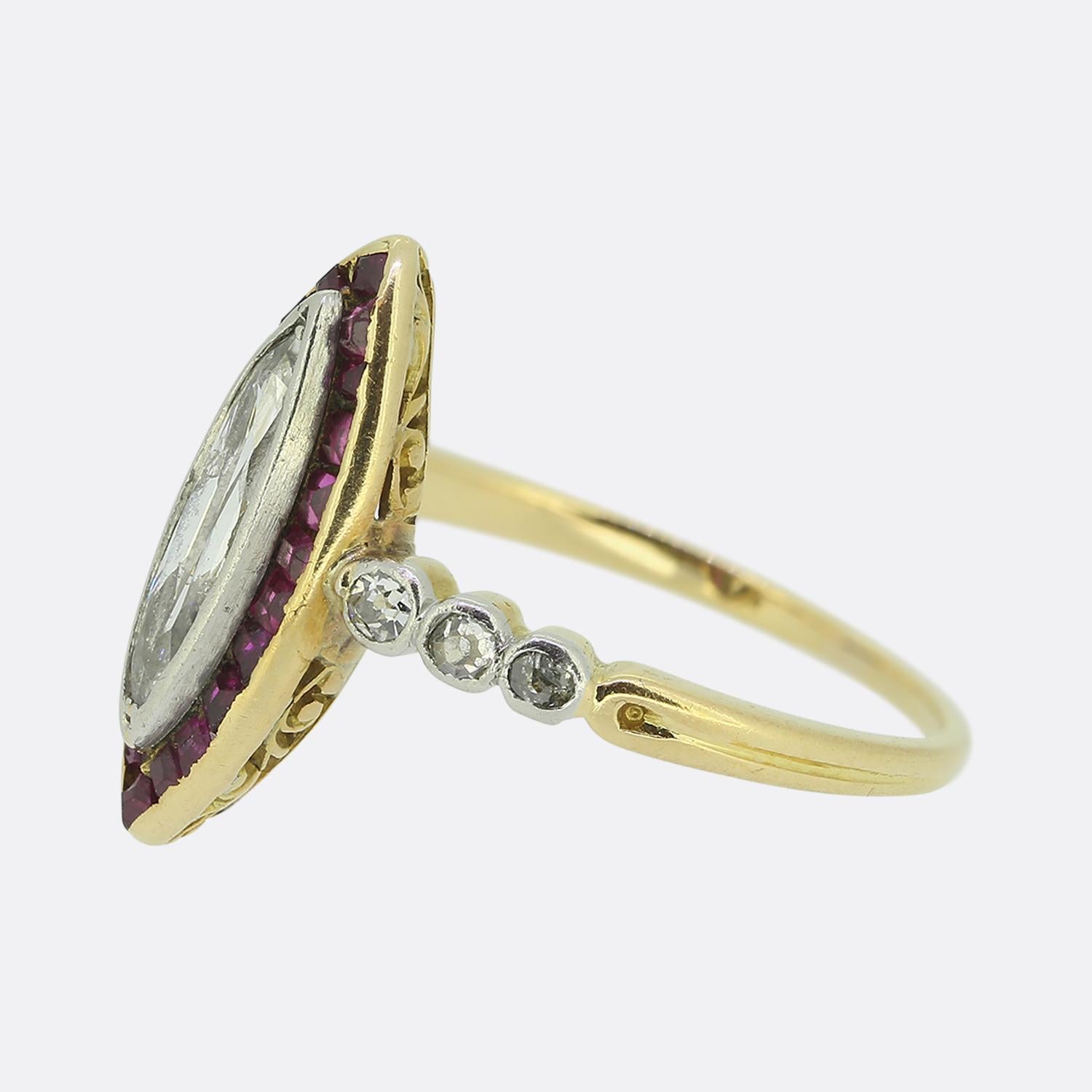 Nous avons ici une magnifique bague à navette datant de la période édouardienne. Cette pièce raffinée est fabriquée en or jaune 18ct et met en valeur une taille portrait en forme de marquise.  Le diamant a été élégamment serti pour attirer le regard
