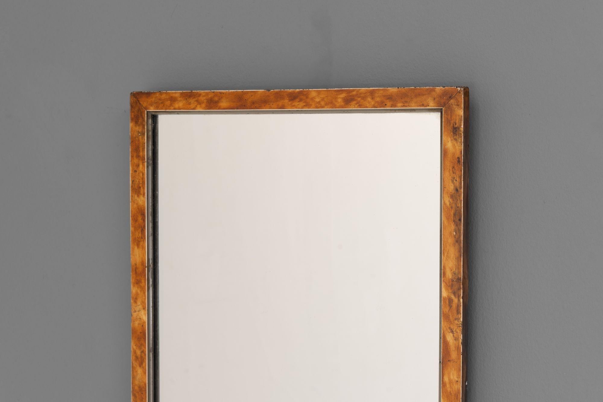 Miroir étroit avec finition écaille de tortue. K.K. 1900.
H 84cm x L 28cm x P 3cm
Veuillez nous contacter pour obtenir un devis d'expédition précis.
