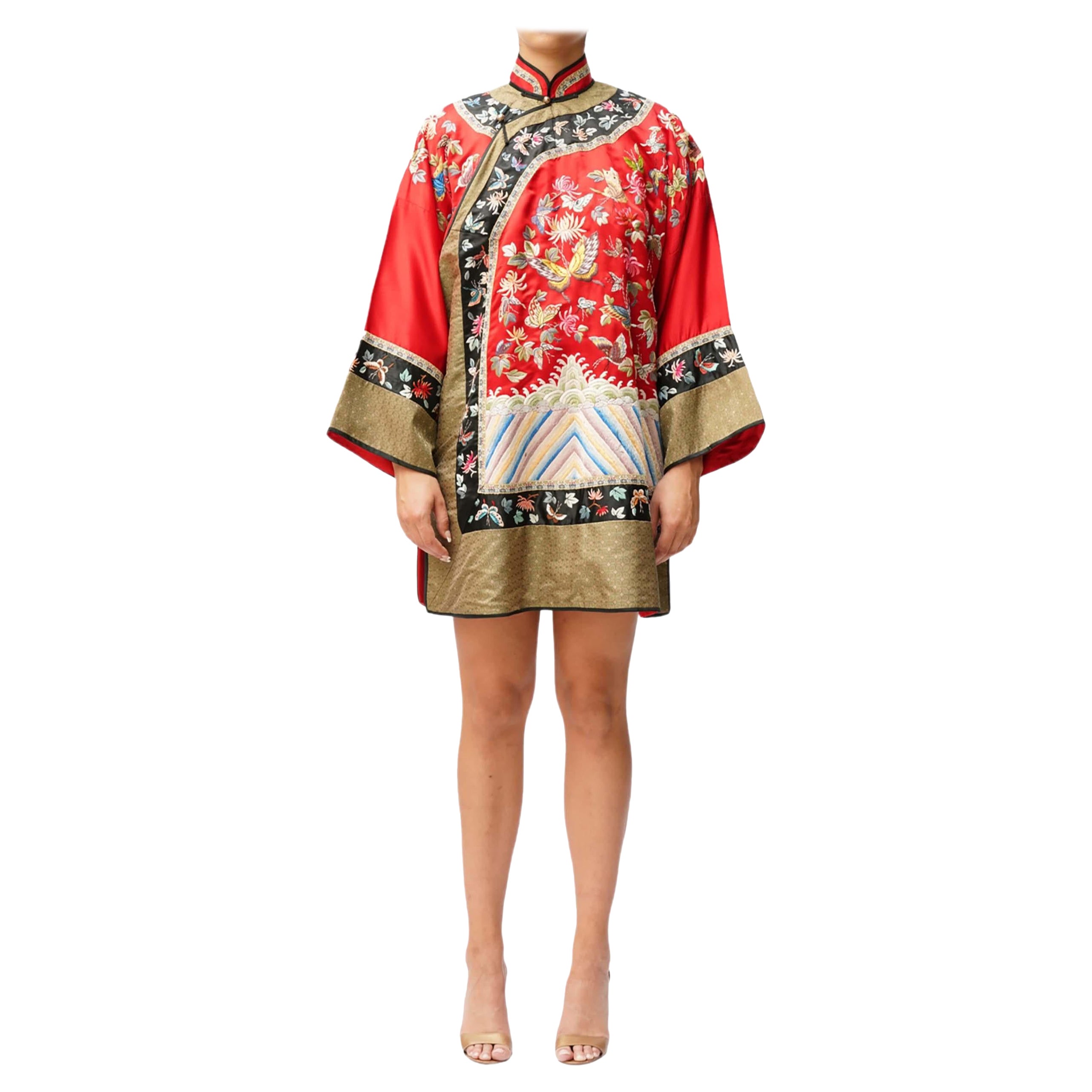 Kimono eduardiano de seda bordada con mariposas rojas