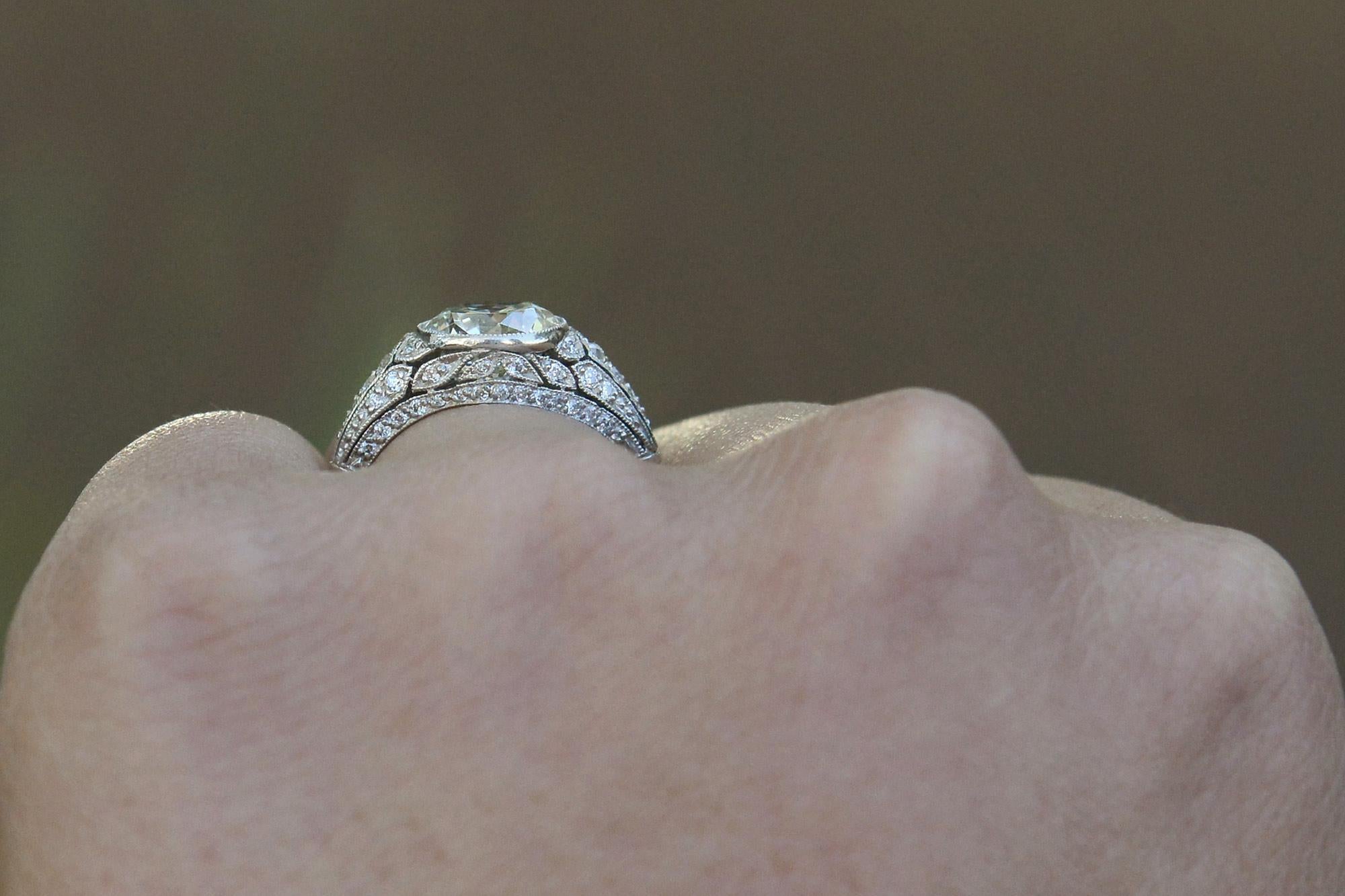Verlobungsring mit 2,26 Karat rundem Diamanten im Edwardian Revival-Stil im Zustand „Neu“ in Santa Barbara, CA