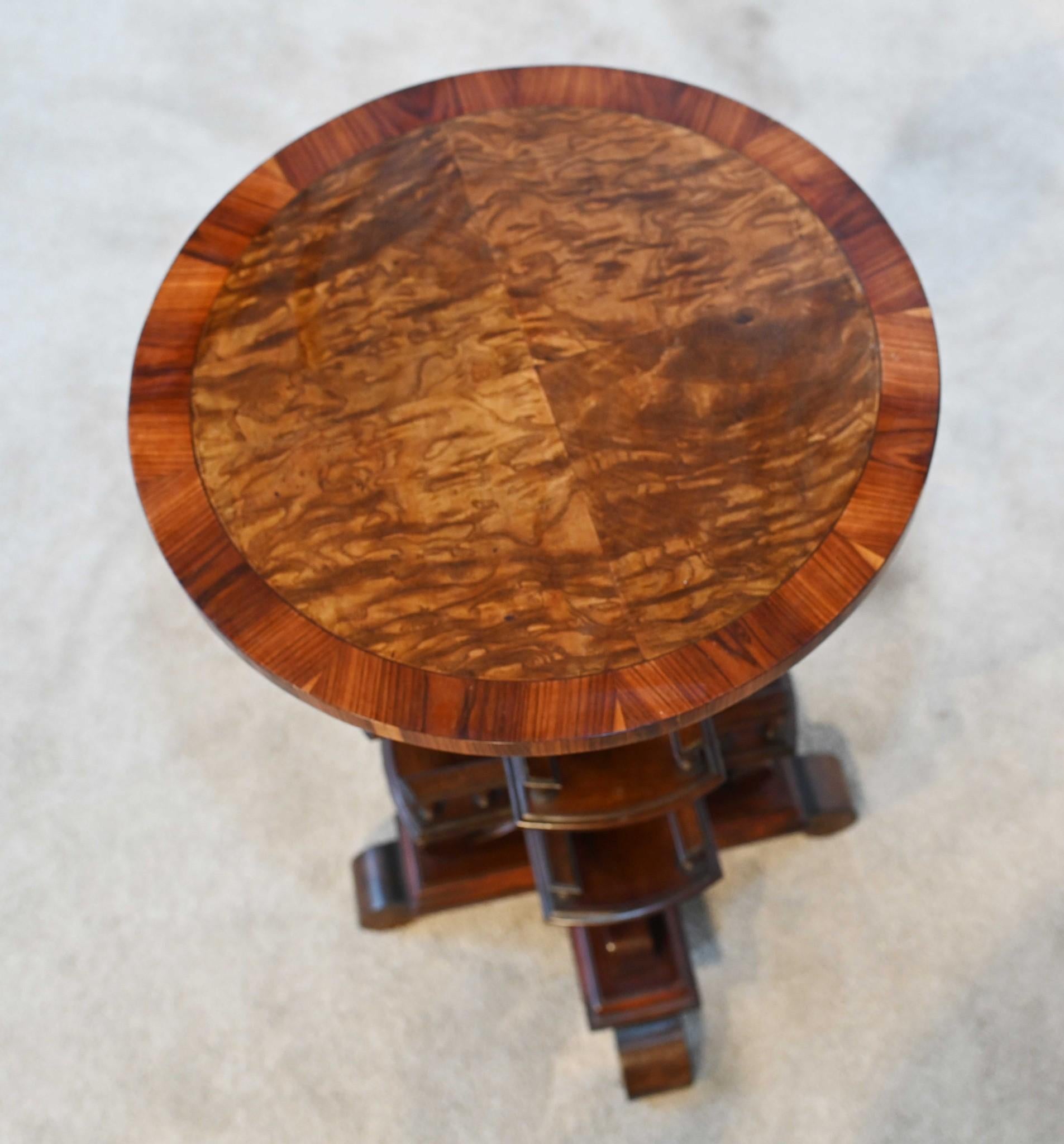 Magnifique table à livres tournante d'époque édouardienne
Design/One avec deux niveaux sous le plateau qui tournent.
Fabriqué à la main en acajou et circa 1900
Acheté dans une résidence privée du quartier londonien de SOHO
Offert en très bon état,