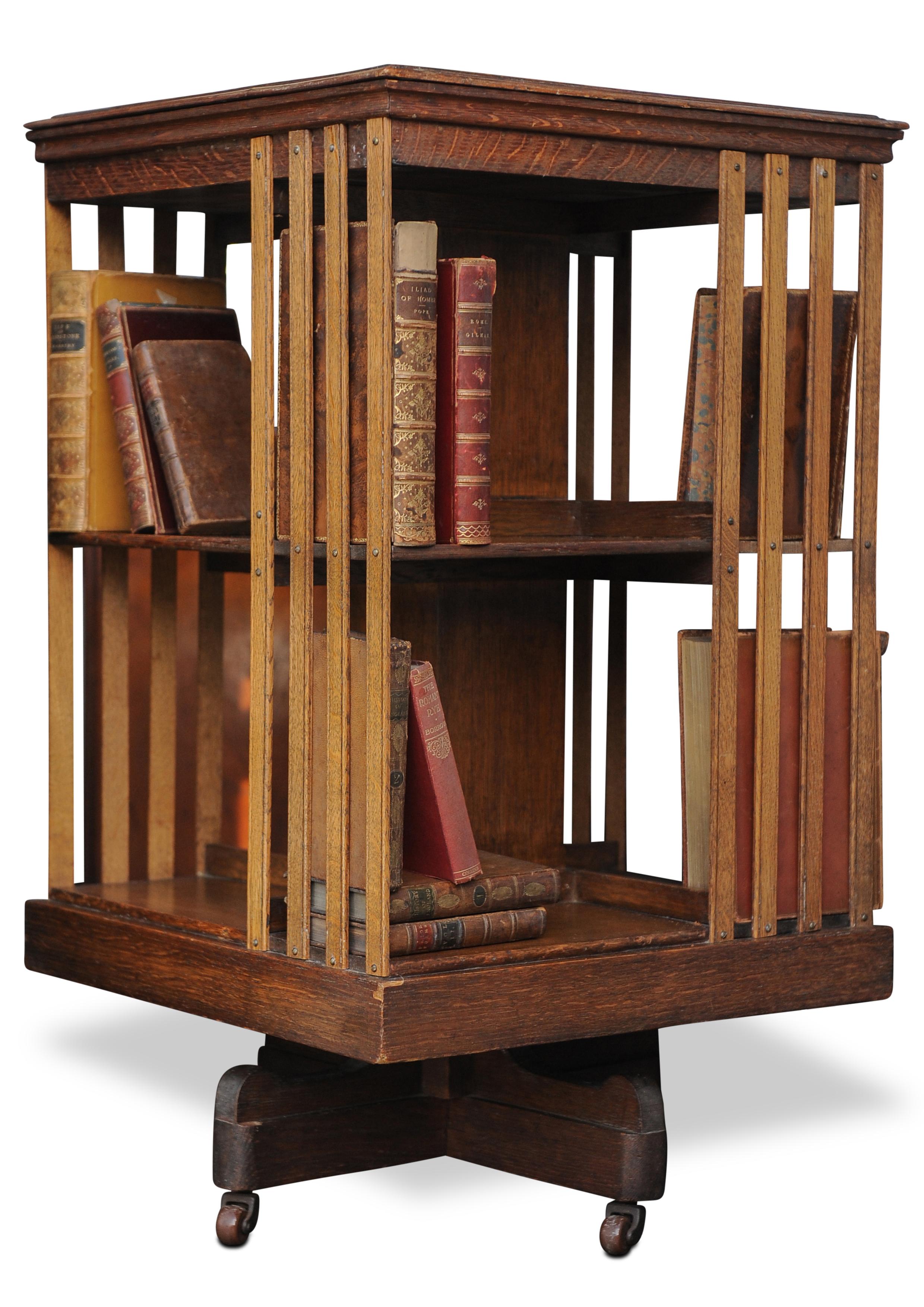 Edwardianisches, sich drehbares, zweistöckiges Bibliotheks-Bücherregal aus Eichenholz mit Porzellanrollen  (20. Jahrhundert) im Angebot