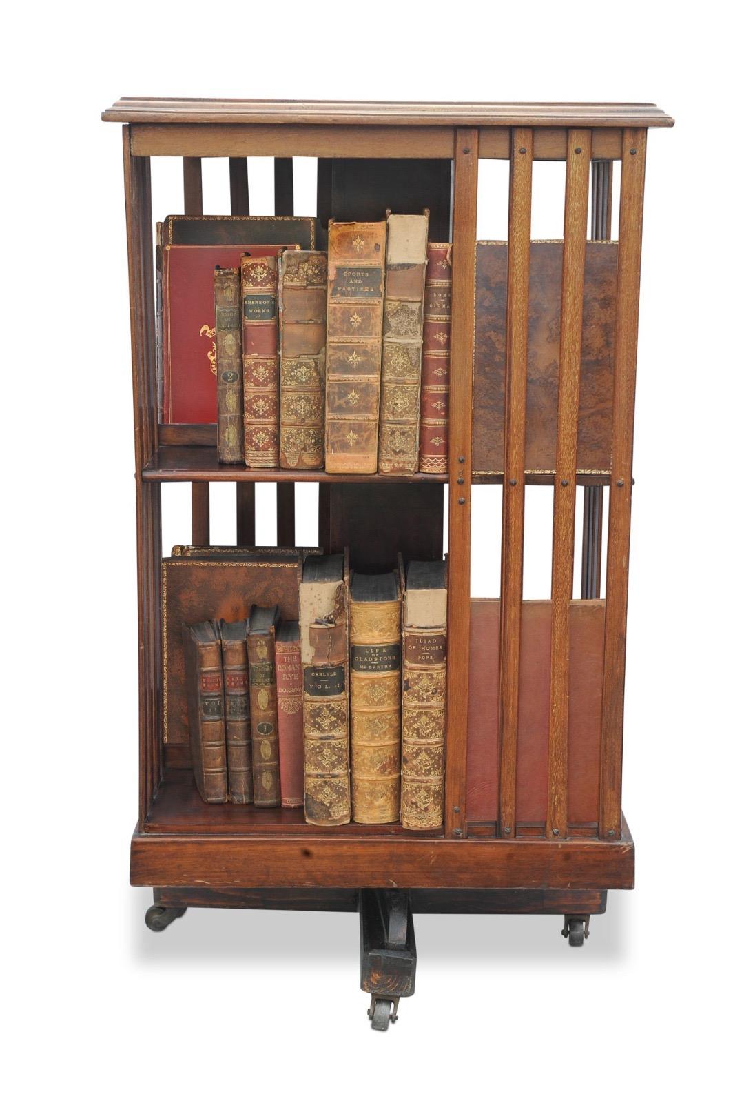 Edwardianisches, sich drehbares, zweistöckiges Bibliotheks-Bücherregal aus Eichenholz mit Porzellanrollen  im Angebot 2