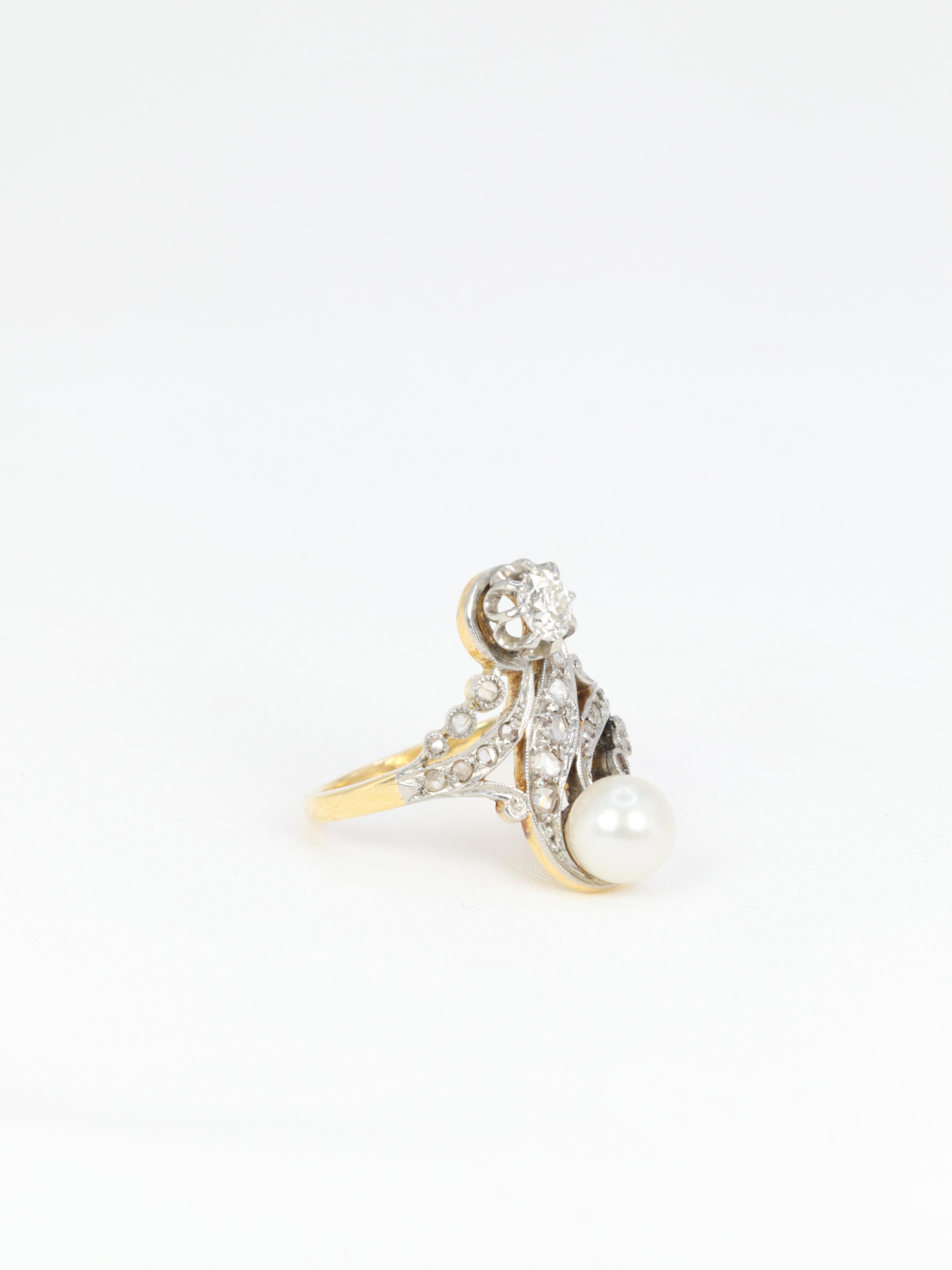Edwardianischer Ring aus 18 Karat (750°/°°) Weißgold und Silber, verziert mit einer Perle und einem sehr hochwertigen Diamanten im Altminenschliff mit einem Gewicht von 0,4 Karat, der von eleganten, mit Diamanten im Rosenschliff gepflasterten