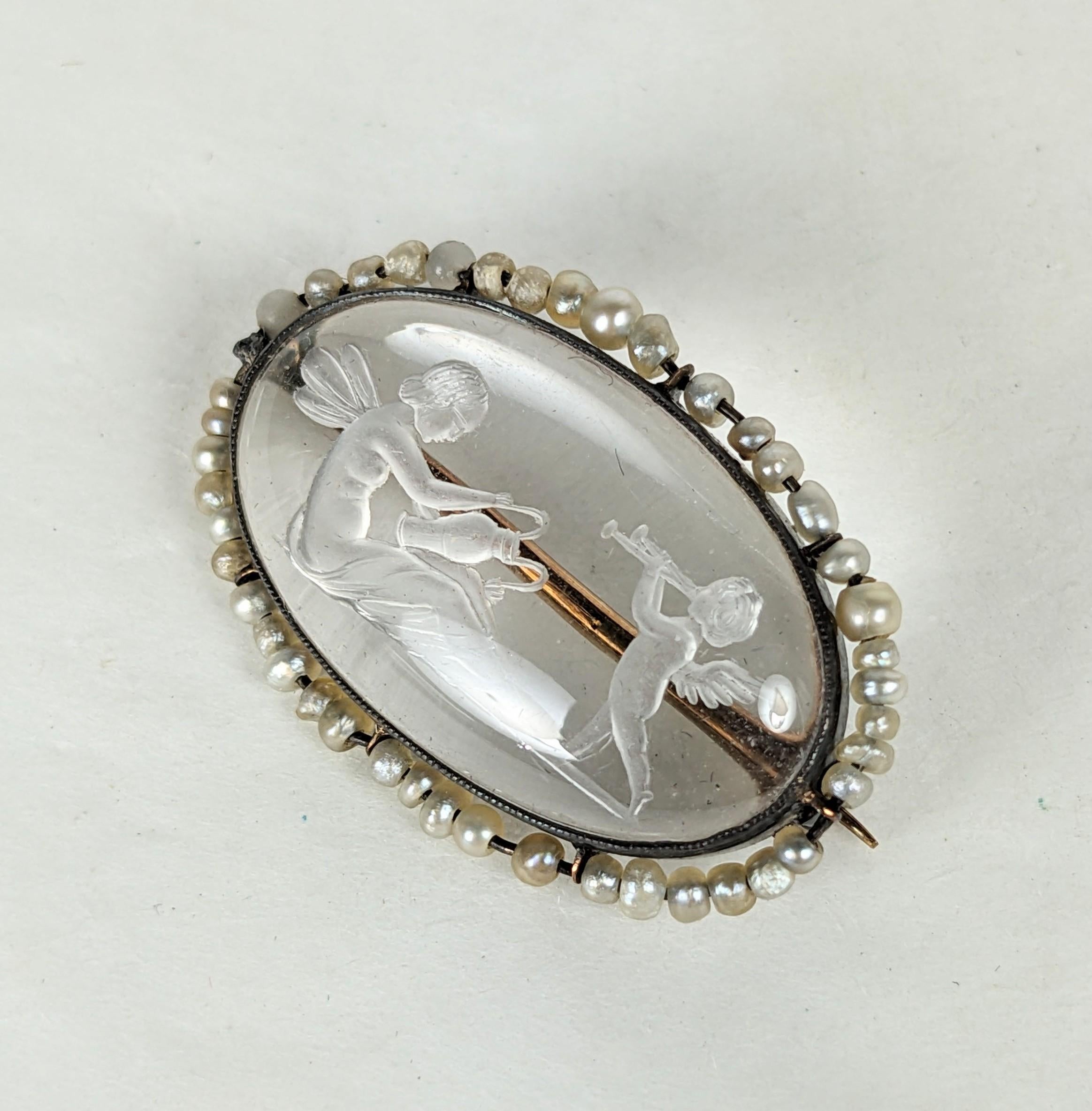 Édouardien Broche édouardienne en intaille de cristal de roche et perles de rocaille en vente