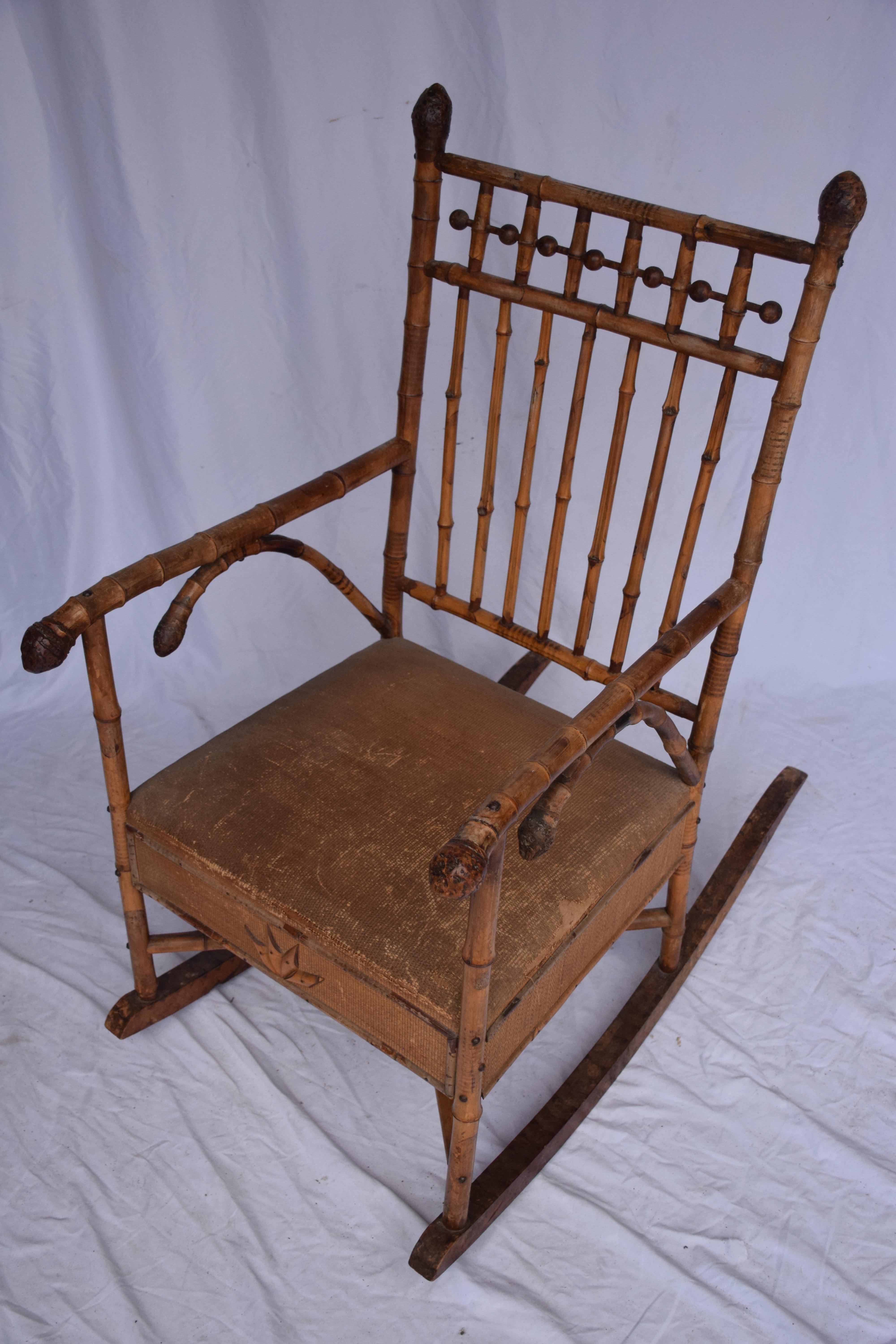 Der schöne Edwardian Bamboo Rocking Chair zeichnet sich durch ein Design mit 