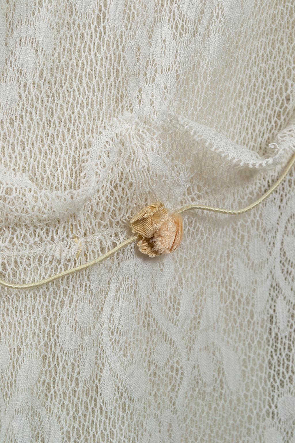 Robe de thé ou de mariée en filet blanc édouardien à boutons de rose - XXS, début des années 1900 en vente 8