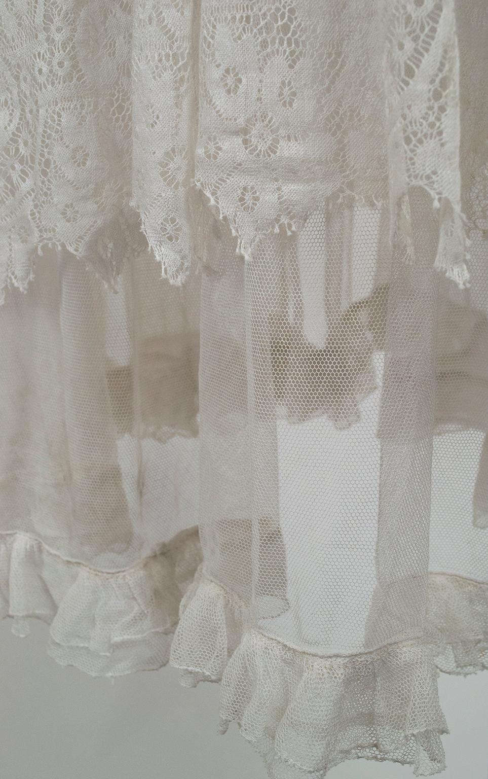 Robe de thé ou de mariée en filet blanc édouardien à boutons de rose - XXS, début des années 1900 en vente 13