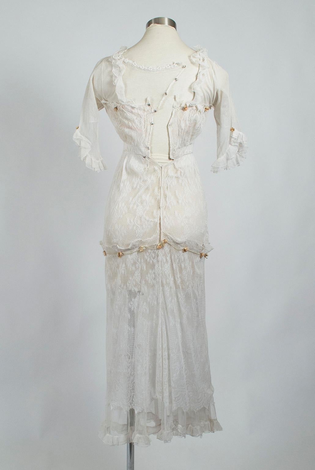 Robe de thé ou de mariée en filet blanc édouardien à boutons de rose - XXS, début des années 1900 Bon état - En vente à Tucson, AZ