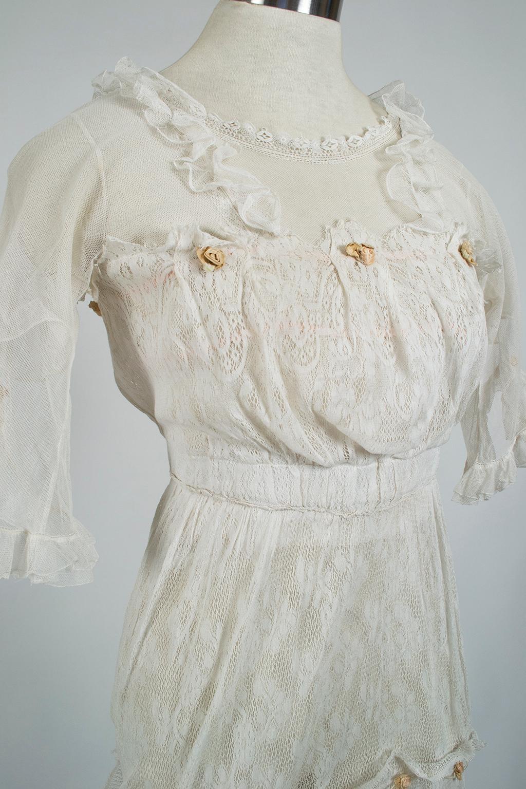 Robe de thé ou de mariée en filet blanc édouardien à boutons de rose - XXS, début des années 1900 Pour femmes en vente