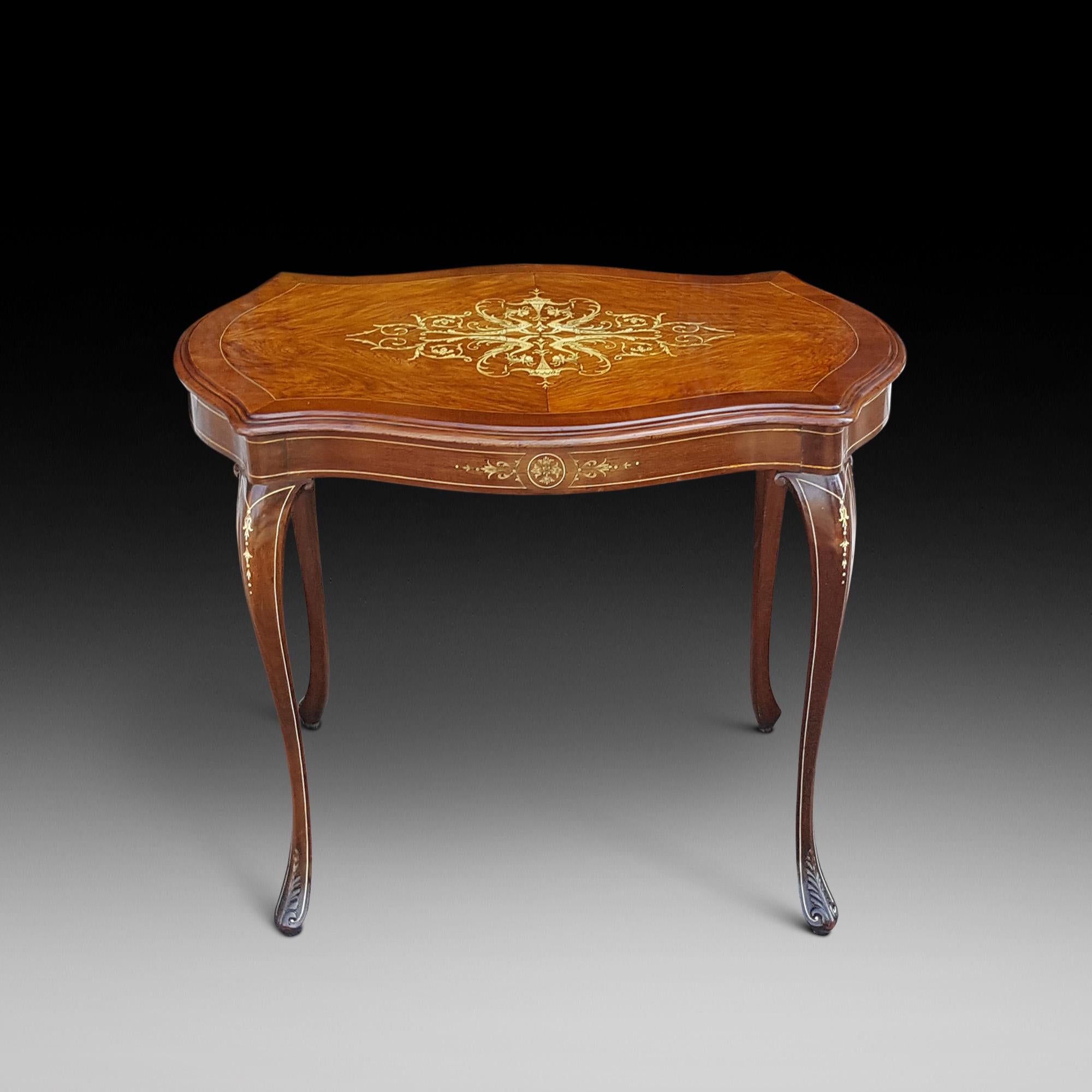 Edwardian rosewood and bone inlaid occasional table, circa 1910, the intricate inlays to the top depicting Wyverns supporting a torchers, rosette inlays to the frieze, and bellflowers on the cabriole leg.
Measures: 33