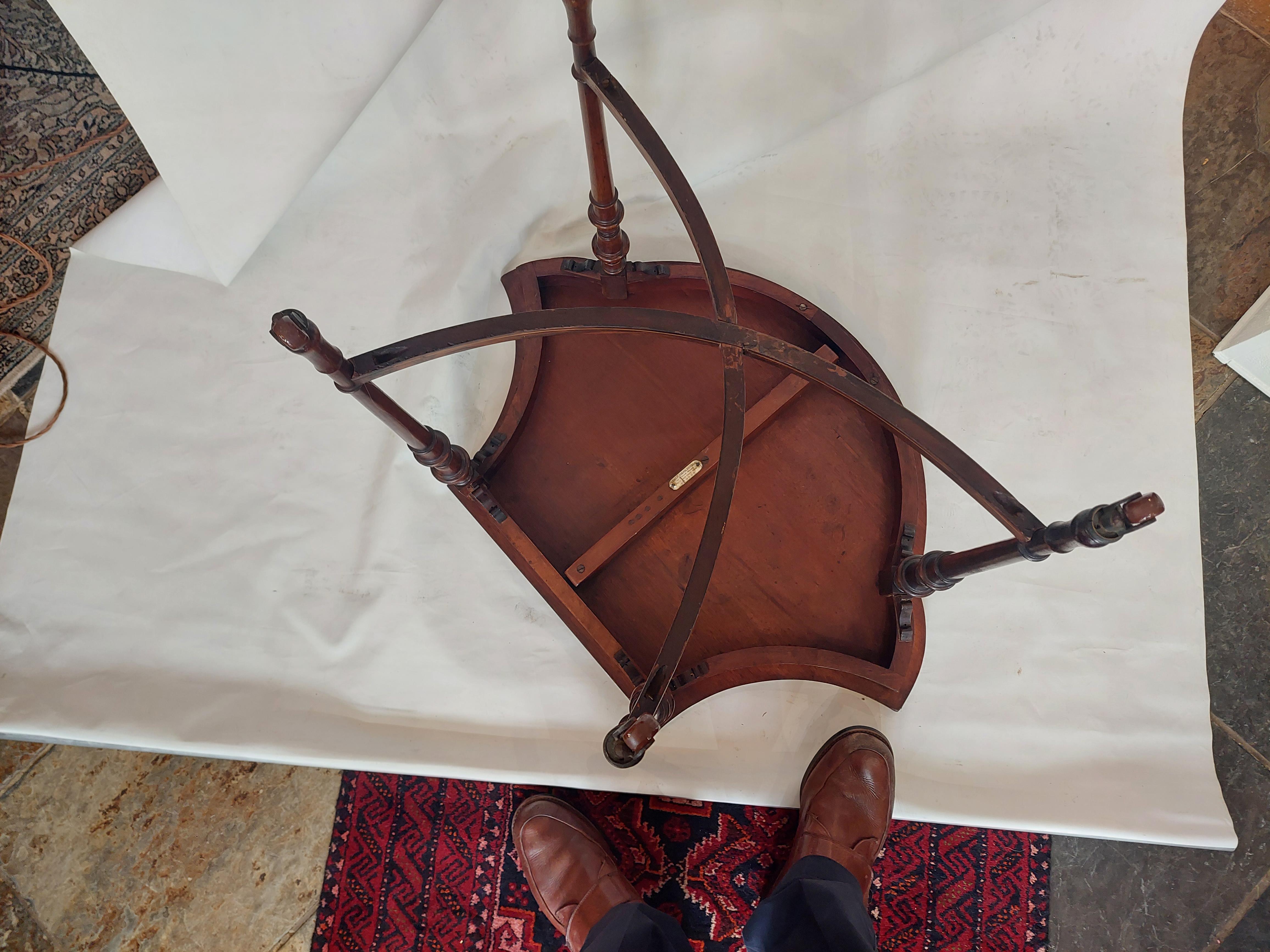 Table d'appoint édouardienne en bois de rose par Shoolbred & Co en vente 2