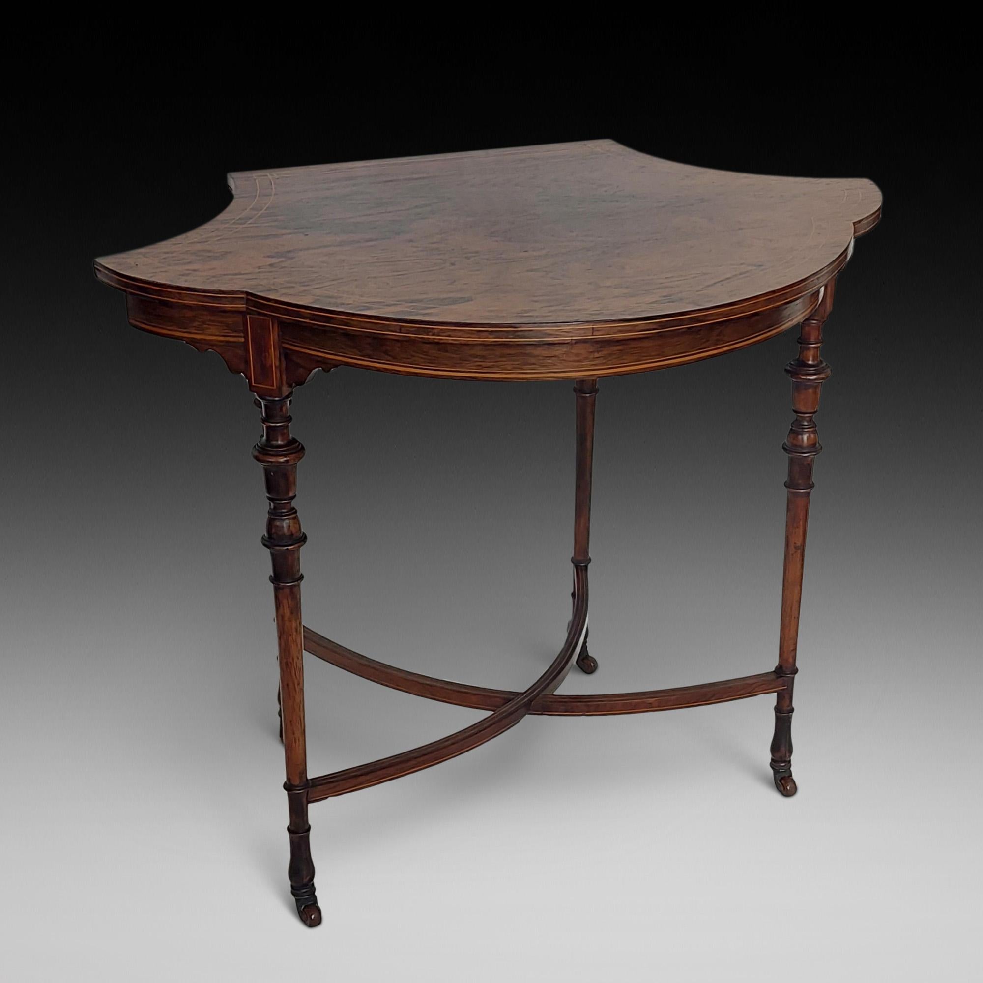 Table d'appoint édouardienne en palissandre par Shoolbred & Co avec cartouche - plateau en forme sur des supports tournés élancés avec brancards incurvés et roulettes - 31 