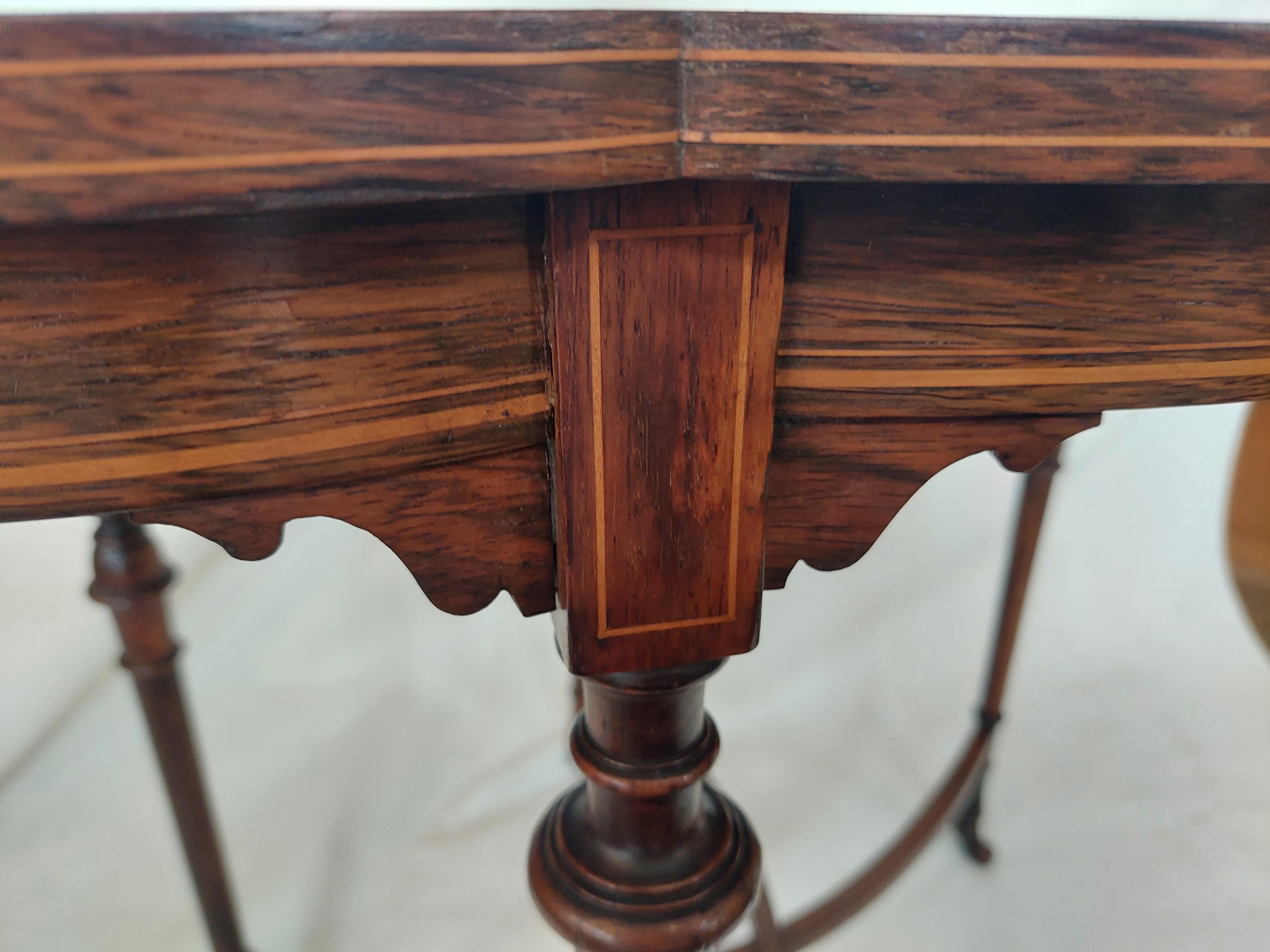 Bois de rose Table d'appoint édouardienne en bois de rose par Shoolbred & Co en vente