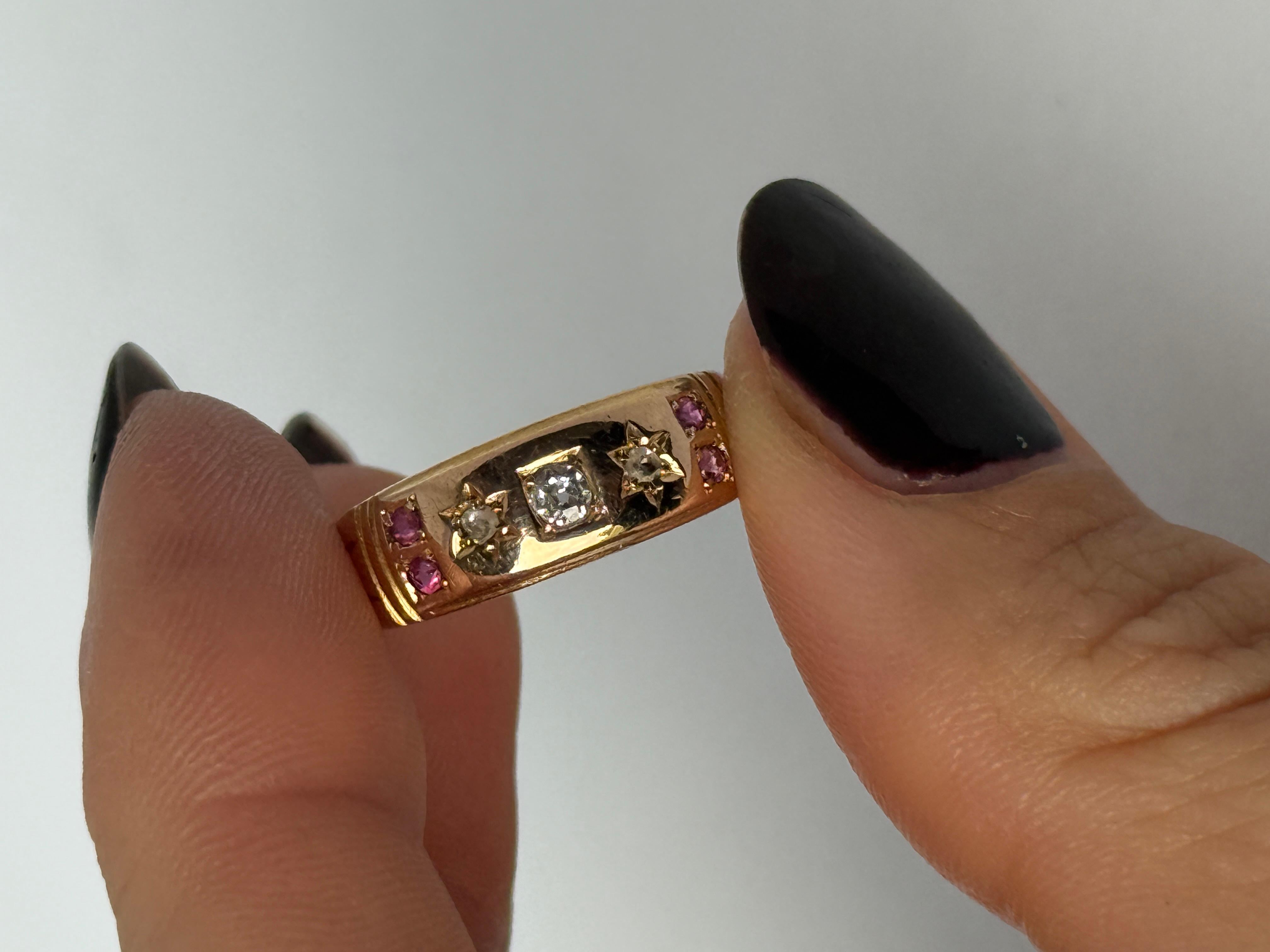 Le diamant central de ce bracelet en or 18ct brillant mesure 7pts et les deux diamants de chaque côté mesurent 3pts. Les paires de rubis qui se trouvent de part et d'autre de ces pierres totalisent 6pts de chaque côté. Entièrement poinçonné à