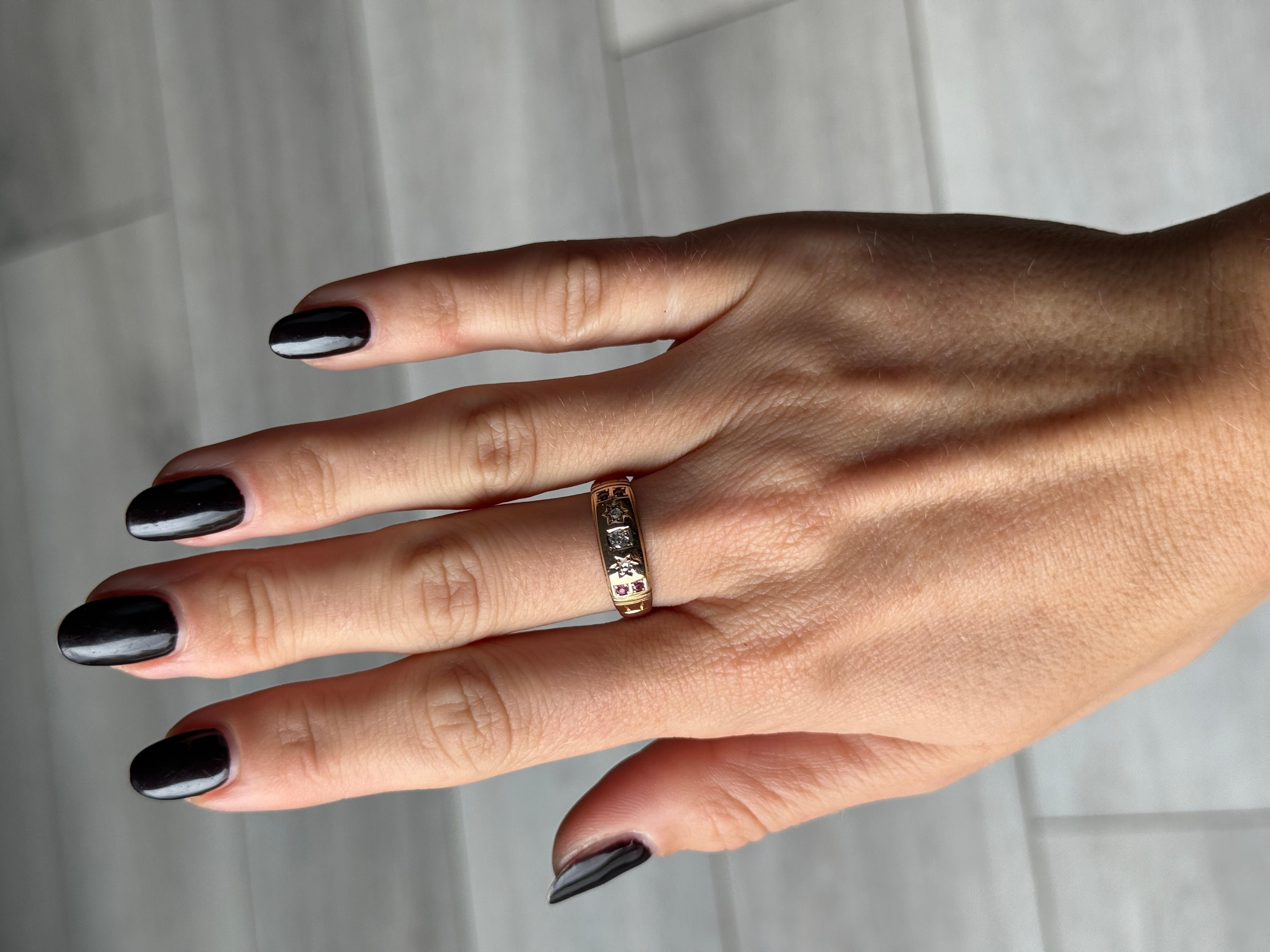 Taille ronde Bague édouardienne en or 18 carats sertie en étoile de rubis et de diamants en vente