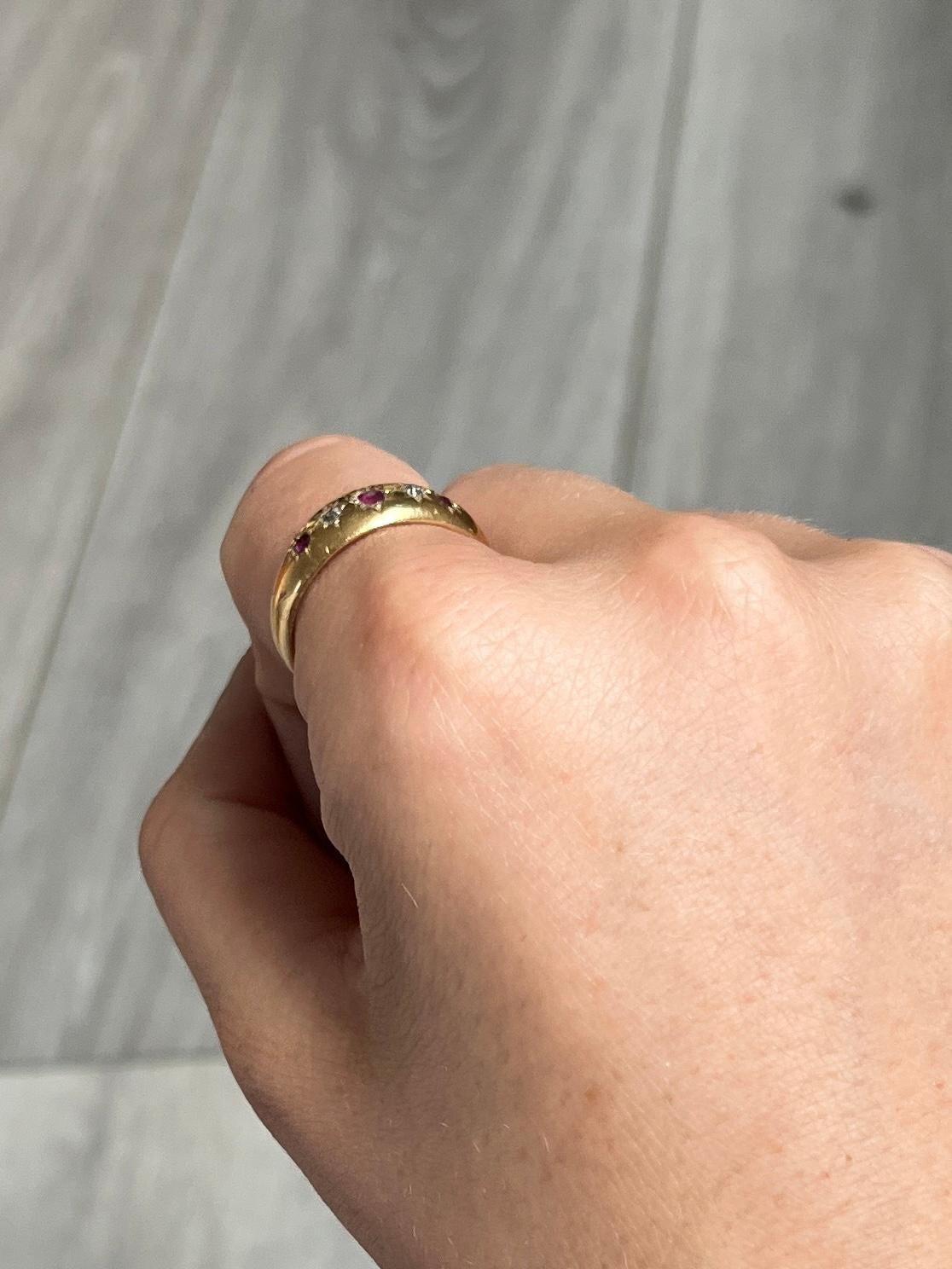 Le rubis central de ce bracelet en or 18ct brillant mesure 8pts et est serti en étoile. Les diamants qui se trouvent de part et d'autre de cette pierre mesurent 4pts chacun et les plus petits rubis mesurent 4pts chacun. Poinçonné Chester
