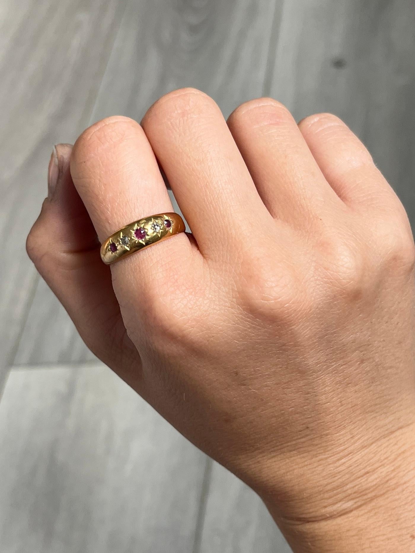 Édouardien Bague gitane édouardienne à trois pierres en or 18 carats, rubis et diamants en vente