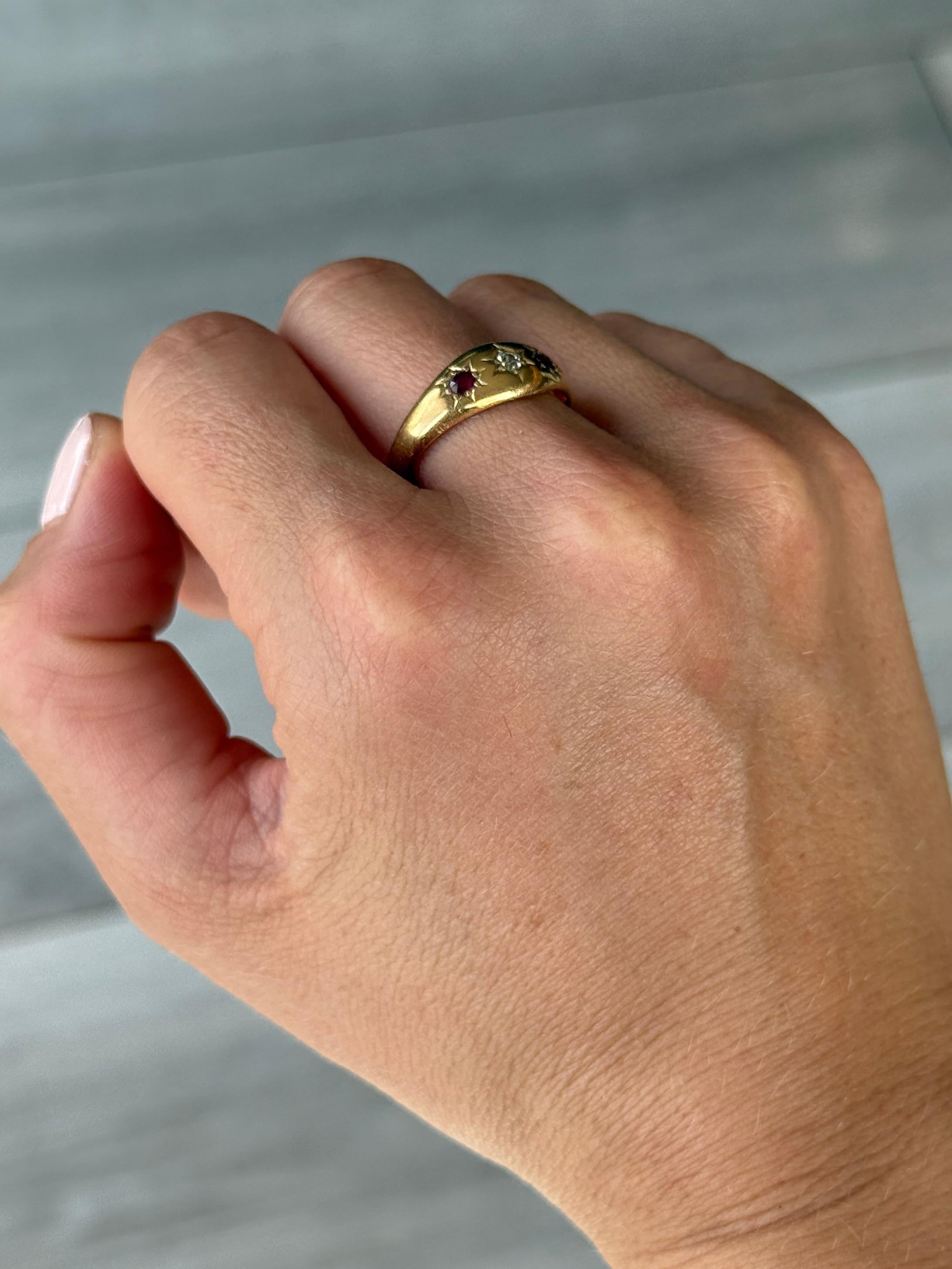 Dreisteiniger edwardianischer Zigeunerring mit Rubin und Diamanten aus 18 Karat Gold (Edwardian) im Angebot