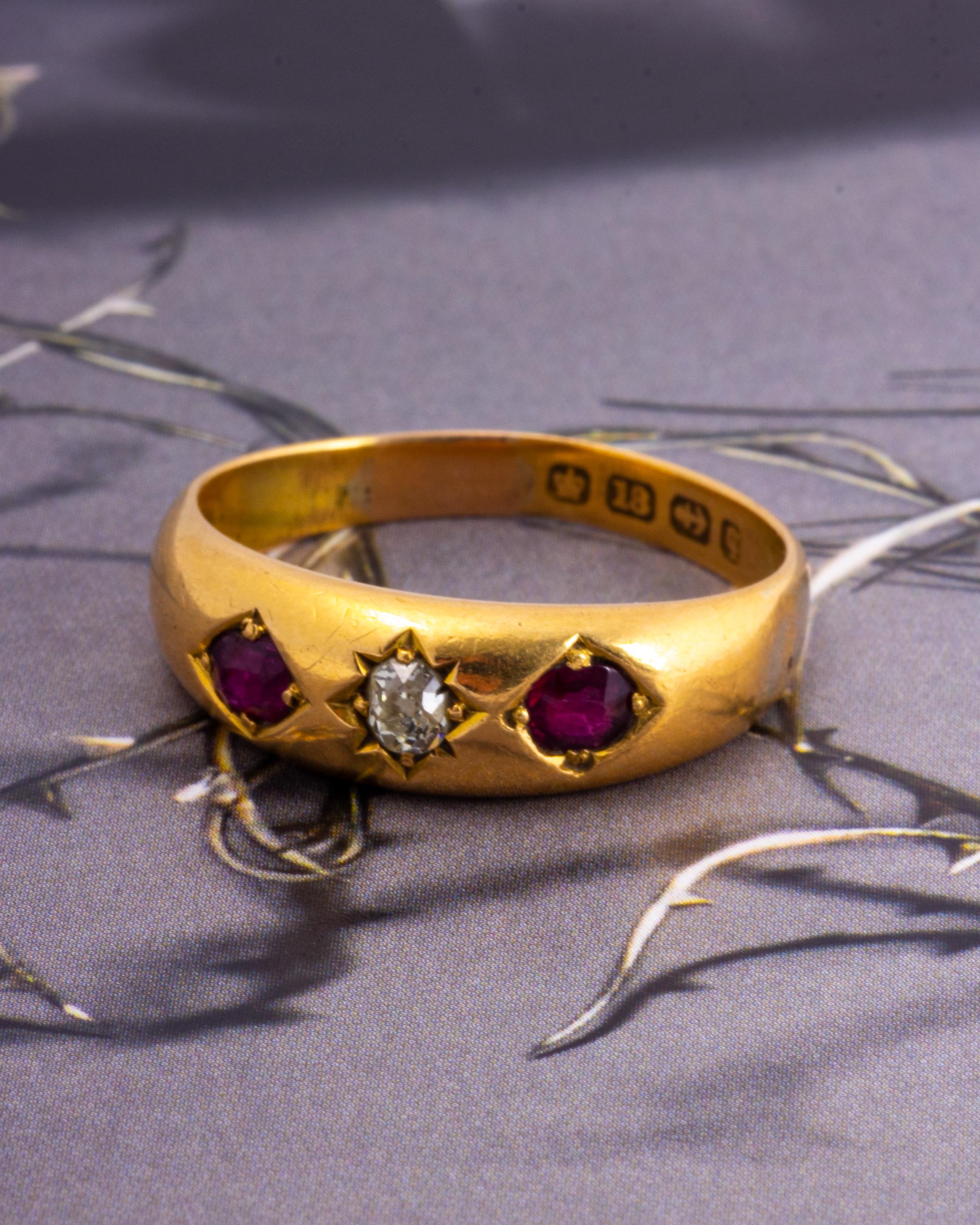 Edwardian Ruby and Diamond 18 Carat Gold Three-Stone Gypsy Ring In Good Condition In Chipping Campden, GB