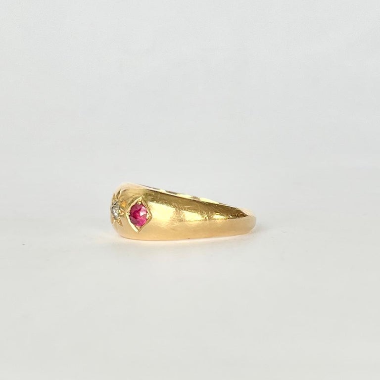 Edwardian Ruby and Diamond 18 Carat Gold Three-Stone Gypsy Ring In Good Condition In Chipping Campden, GB