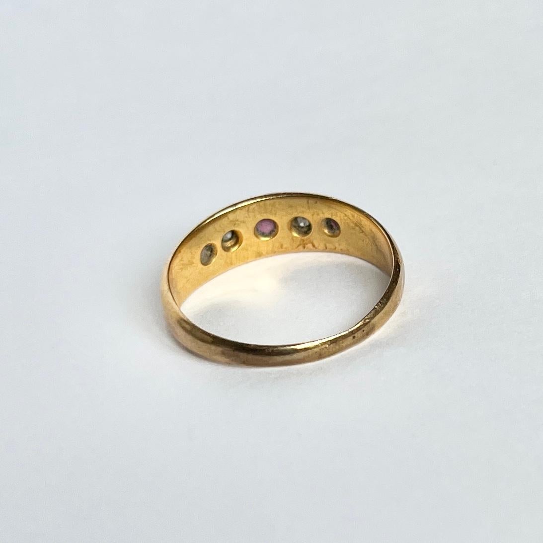 Taille ronde Bague gitane édouardienne à trois pierres en or 18 carats, rubis et diamants en vente