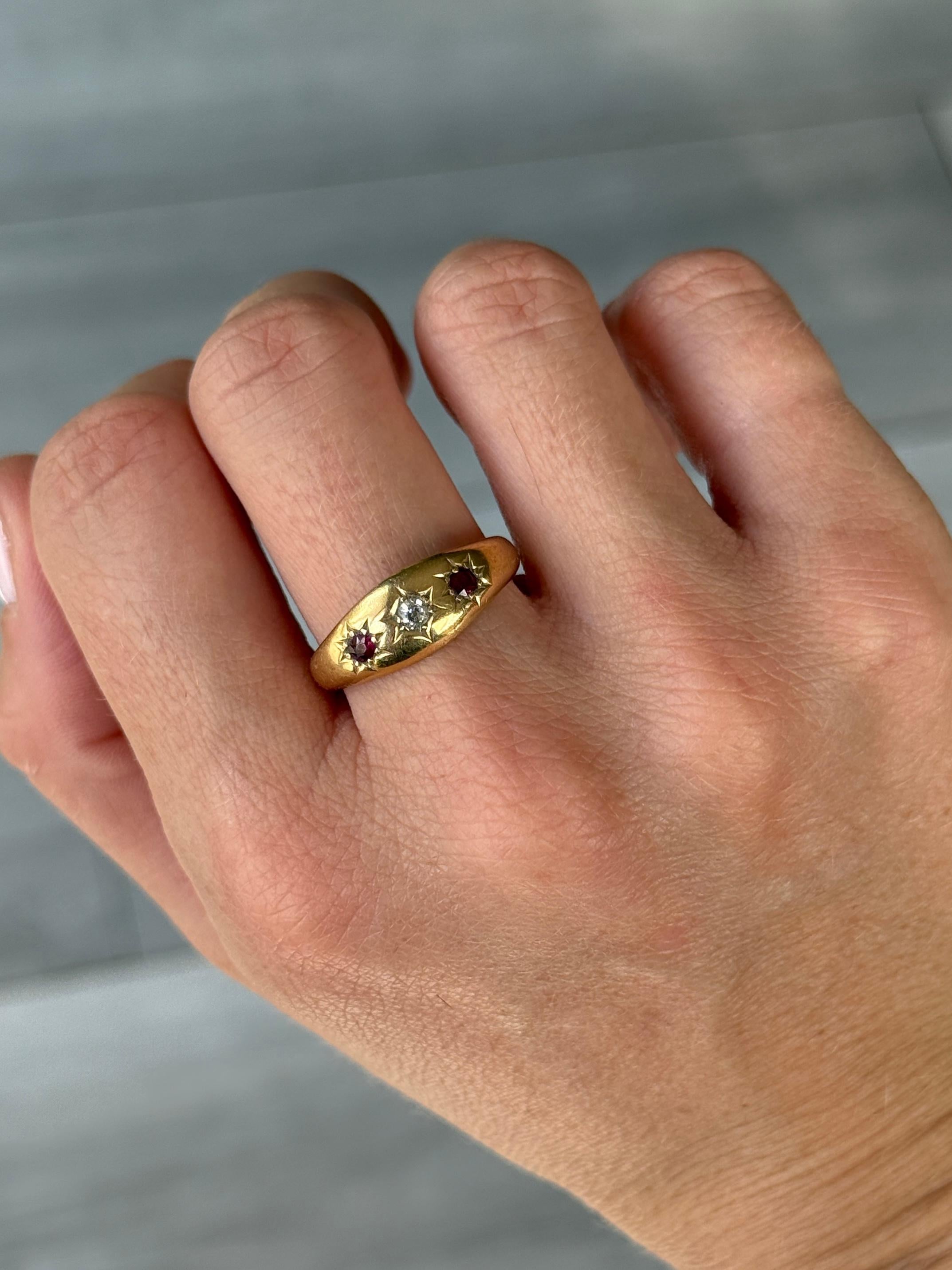 Dreisteiniger edwardianischer Zigeunerring mit Rubin und Diamanten aus 18 Karat Gold (Rundschliff) im Angebot