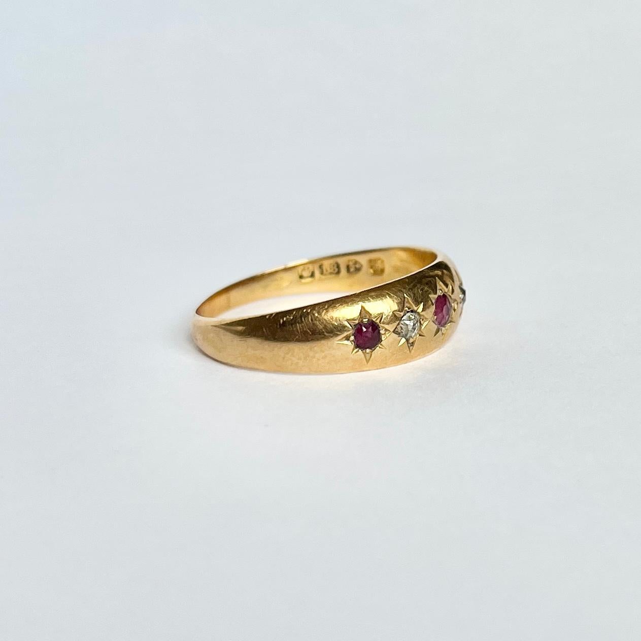 Bague gitane édouardienne à trois pierres en or 18 carats, rubis et diamants Bon état - En vente à Chipping Campden, GB