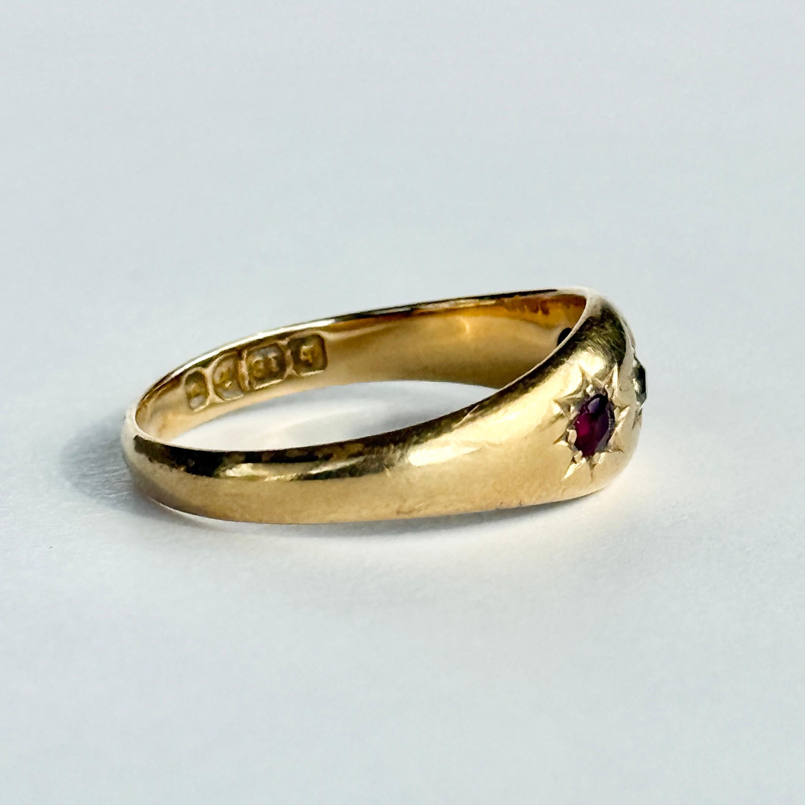 Dreisteiniger edwardianischer Zigeunerring mit Rubin und Diamanten aus 18 Karat Gold im Zustand „Gut“ im Angebot in Chipping Campden, GB