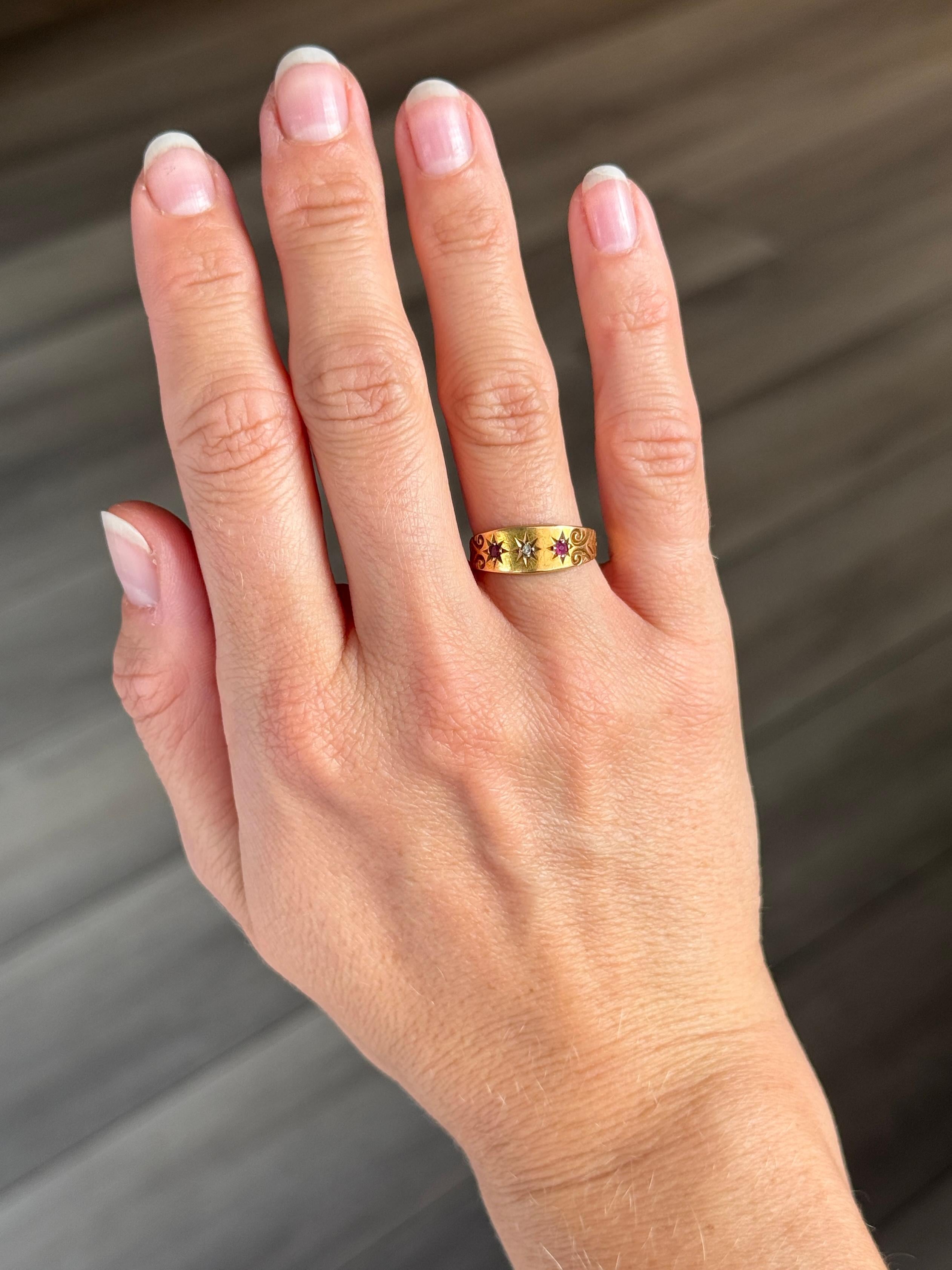 Round Cut Edwardian Ruby and Diamond 18 Carat Gold Three-Stone Star Setting Ring For Sale