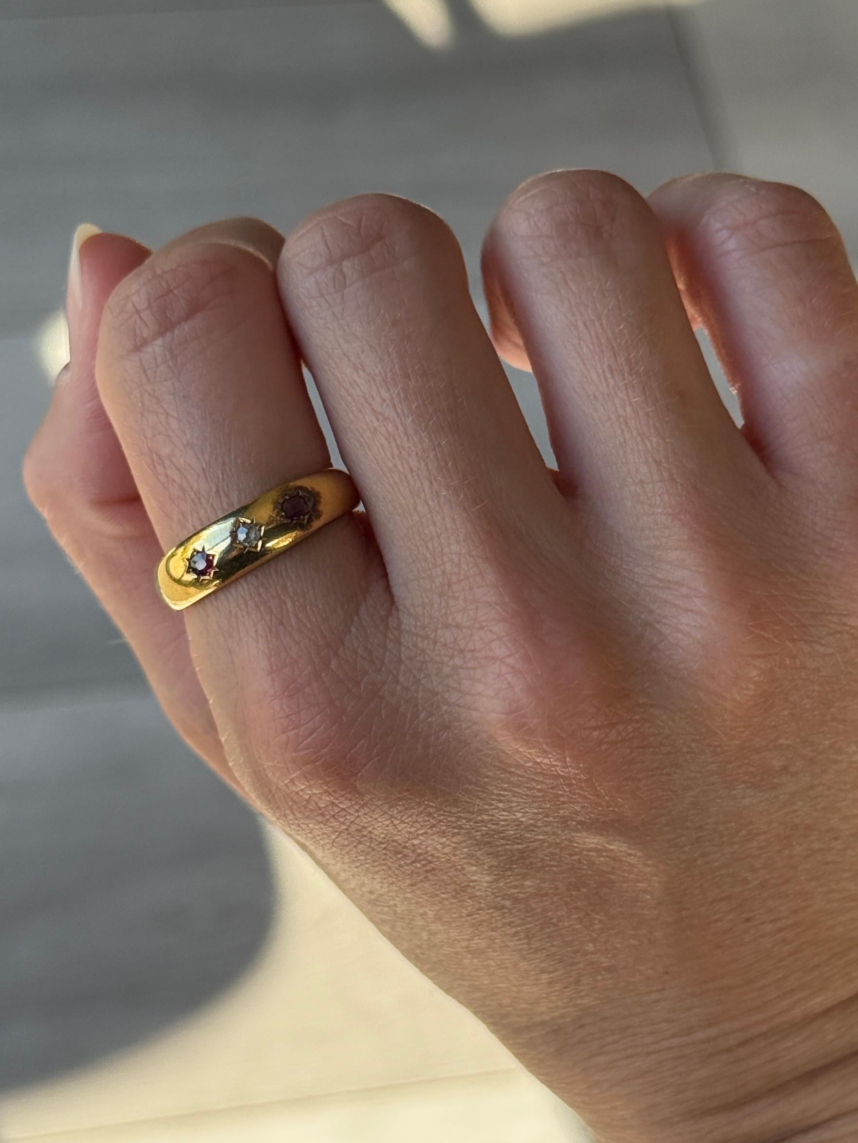 Edwardian Ruby and Diamond 18 Carat Gold Three-Stone Star Setting Ring In Good Condition For Sale In Chipping Campden, GB
