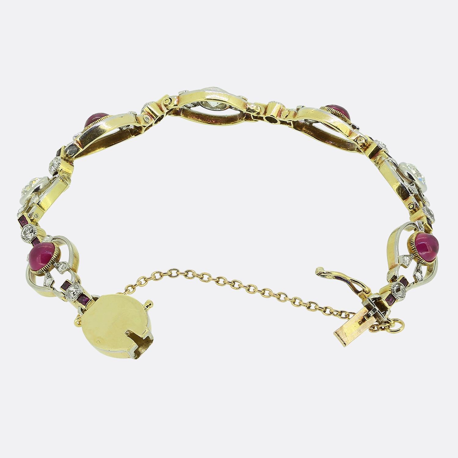 Voici un fabuleux bracelet réalisé à partir d'un mélange harmonieux d'or jaune 18ct et de platine. Cette pièce édouardienne présente un élégant motif ajouré et des rubis cabochons d'un rouge éclatant, chacun d'eux étant serti dans une fine monture