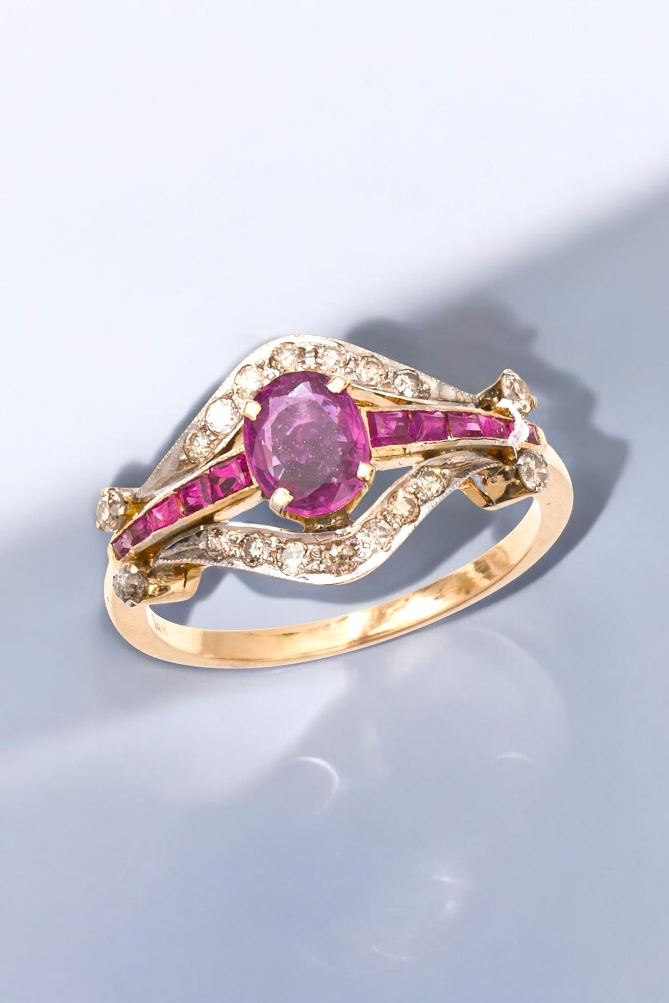 Rubí eduardiano  y Diamante  Anillo Halo. Ca. 1910's
Las imágenes muestran un anillo exquisito que exhibe una artesanía intrincada y un diseño precioso. La piedra central parece ser un rubí de talla oval de aprox. 0,75 ct, rodeado de  10 más