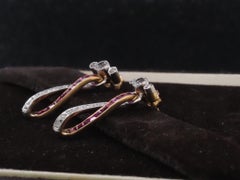 Orecchini a goccia con rubino e diamanti in oro e platino - VHK#518b