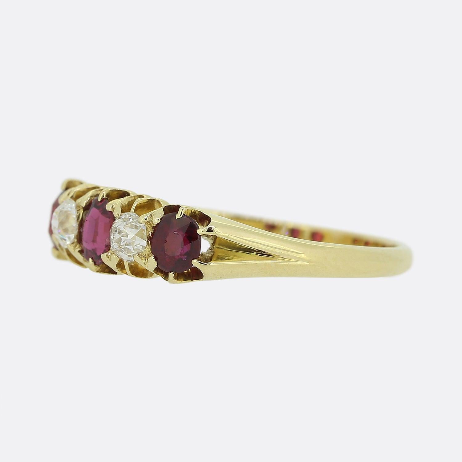 Il s'agit d'une bague édouardienne en or jaune 18 ct à cinq pierres, rubis et diamants. Les rubis sont d'une belle teinte rouge moyen à foncé tandis que les diamants sont des pierres de taille ancienne d'un blanc éclatant. Chacun d'entre eux a été