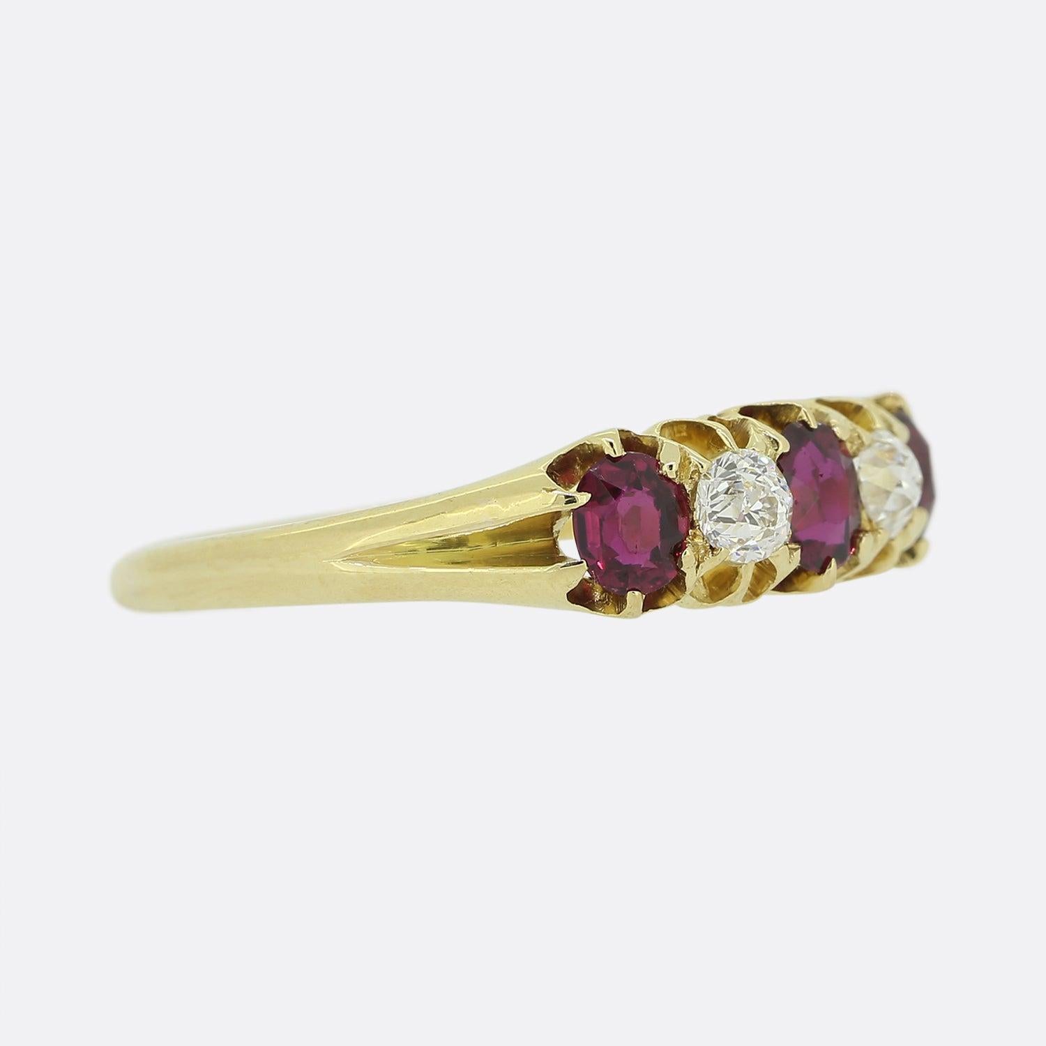 Édouardien Bague édouardienne à cinq pierres en rubis et diamants en vente