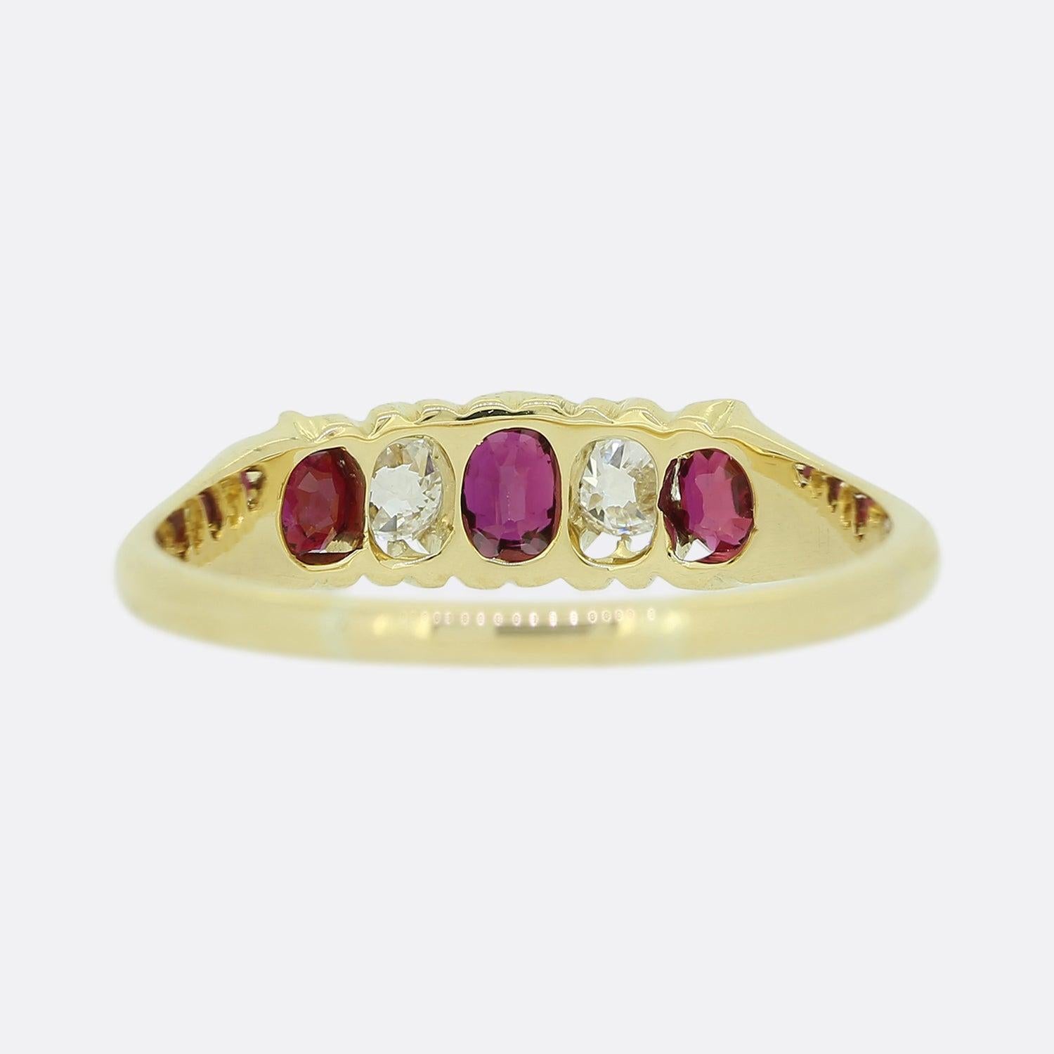 Taille vieille Europe Bague édouardienne à cinq pierres en rubis et diamants en vente