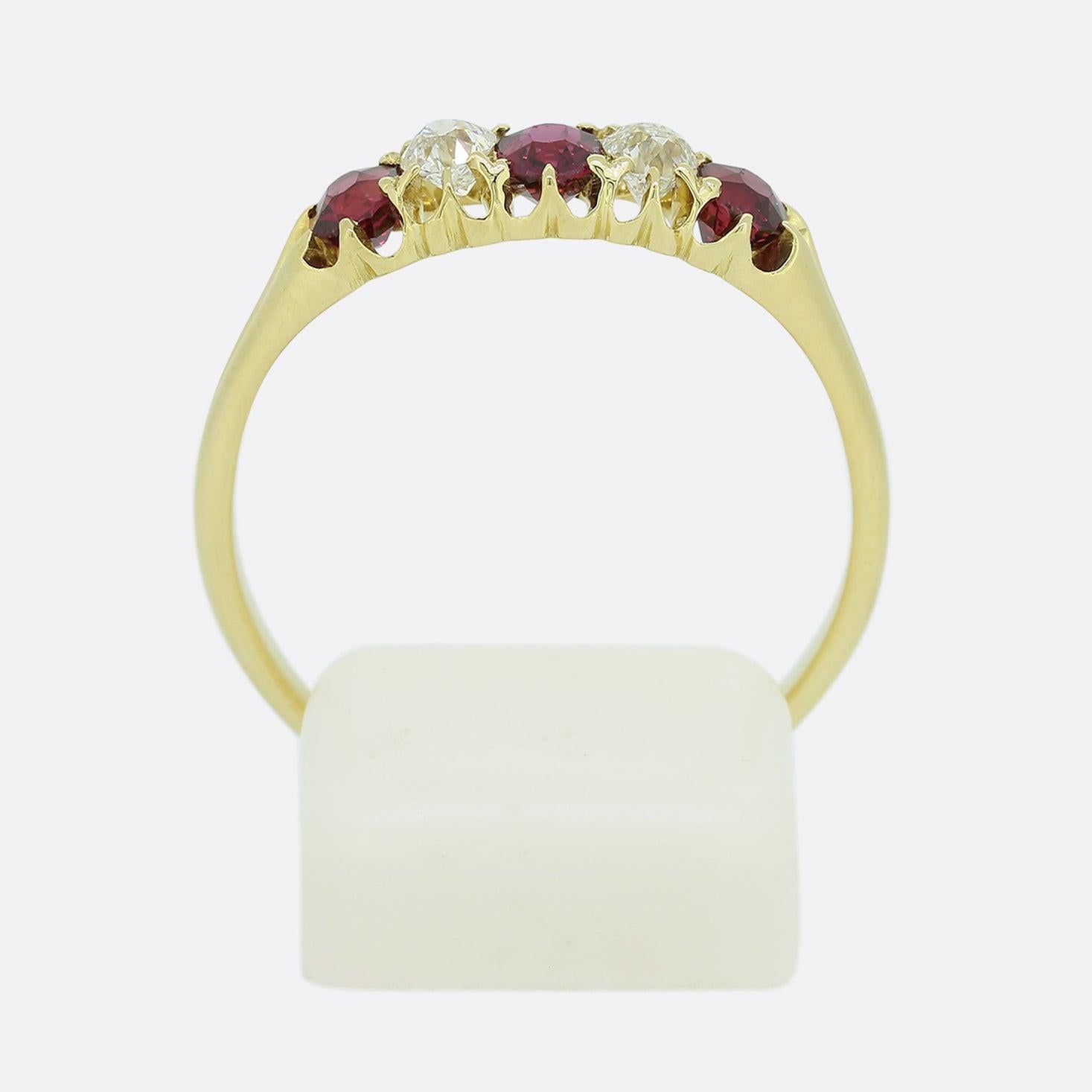 Bague édouardienne à cinq pierres en rubis et diamants Bon état - En vente à London, GB
