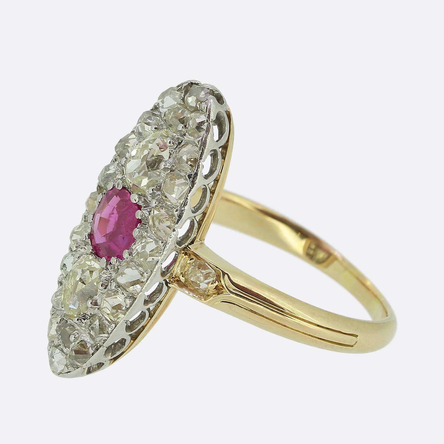 Nous avons ici une fabuleuse bague à navettes du début du 20e siècle. En son cœur se trouve un rubis rond à facettes, d'une couleur rose captivante. Cette pierre principale est entourée d'une série de gros diamants taillés à l'ancienne, chacun