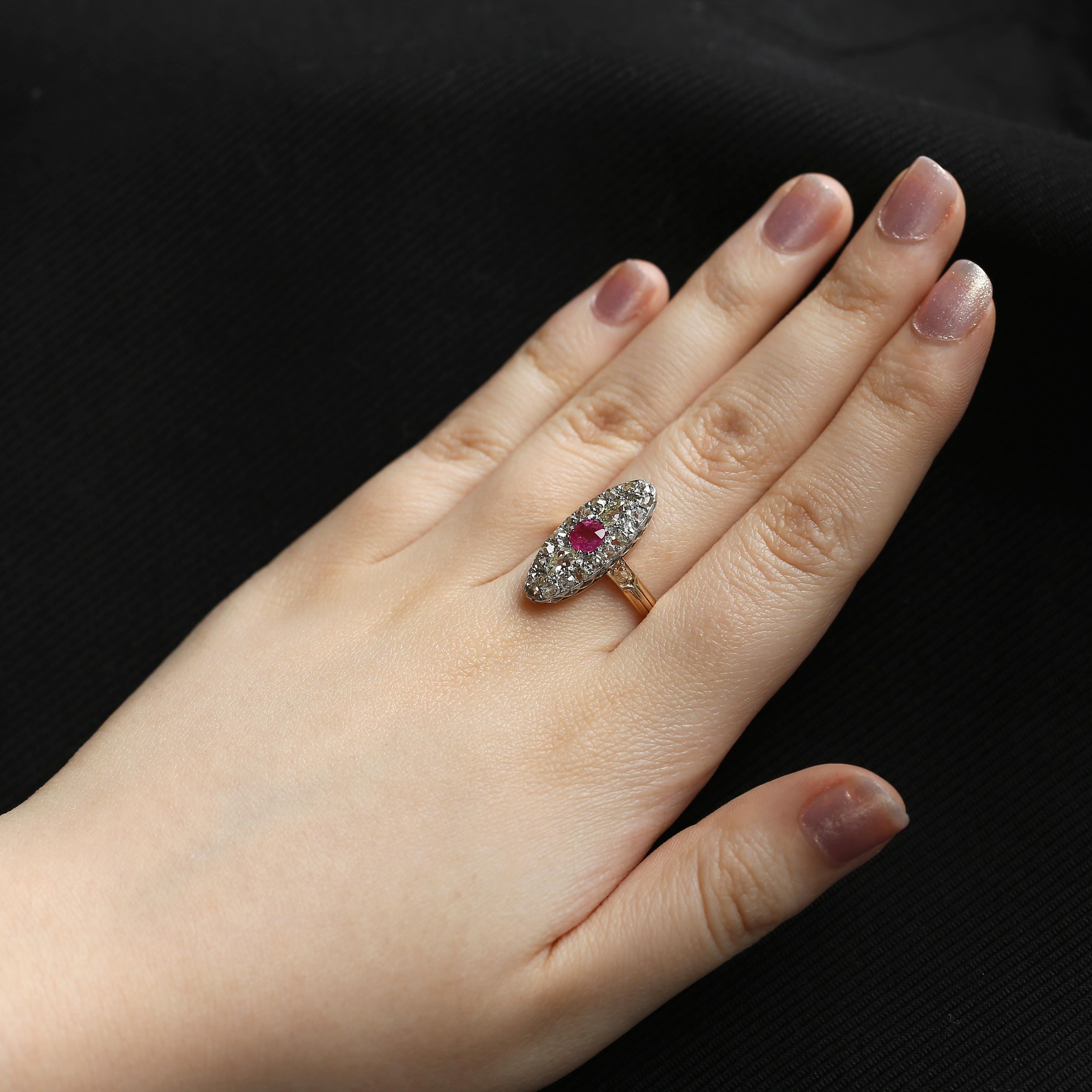 Bague navette édouardienne en rubis et diamants Unisexe en vente