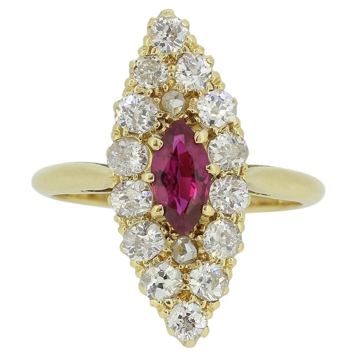 Bague navette édouardienne en rubis et diamants en vente