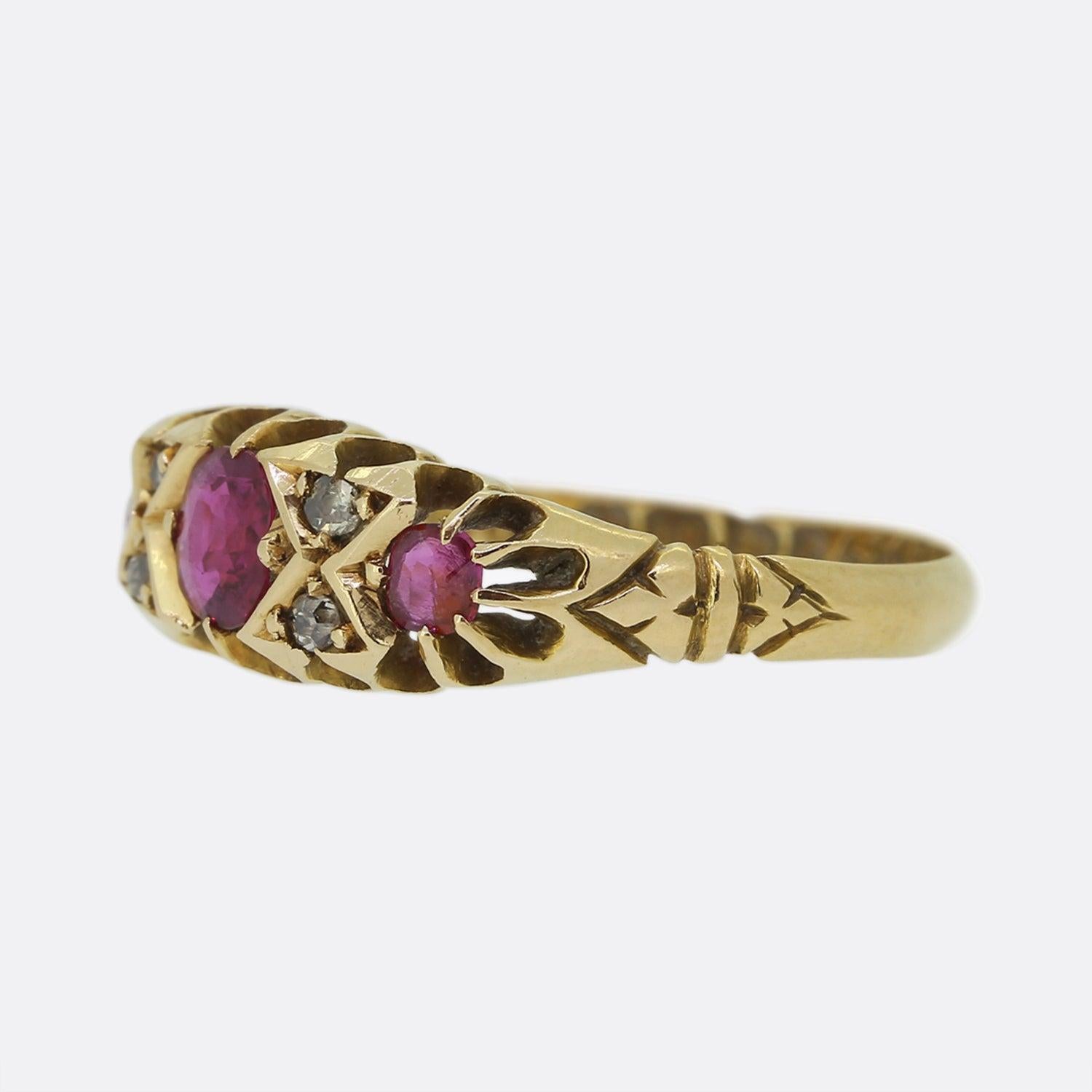Qui abbiamo un antico anello con rubino e diamante risalente ai primi anni dell'epoca edoardiana. Il quadrante presenta un trio di rubini rossi rotondi, con la pietra centrale leggermente più grande rispetto alle altre due. Queste pietre focali sono