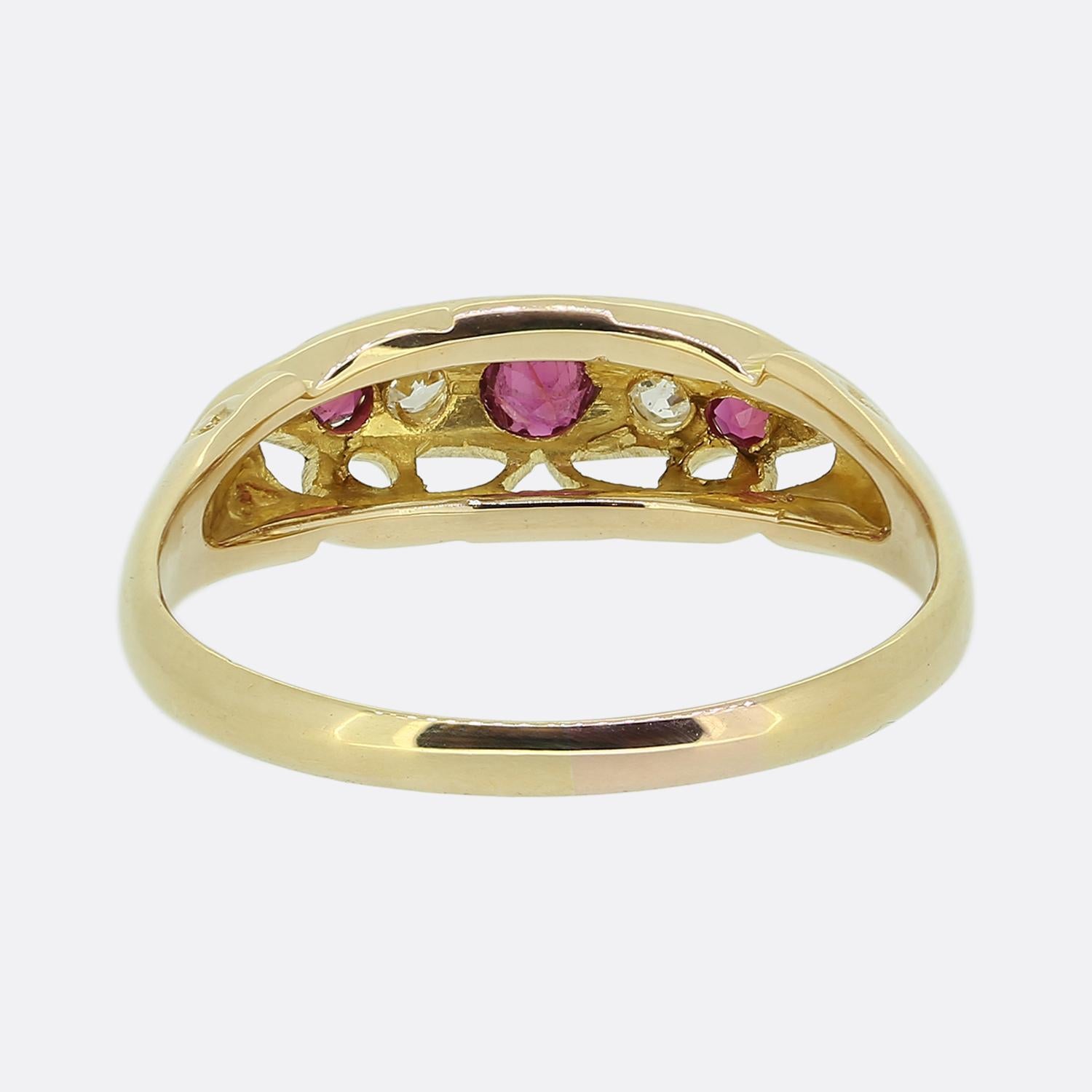 Ring mit edwardianischem Rubin und Diamant (Rundschliff) im Angebot