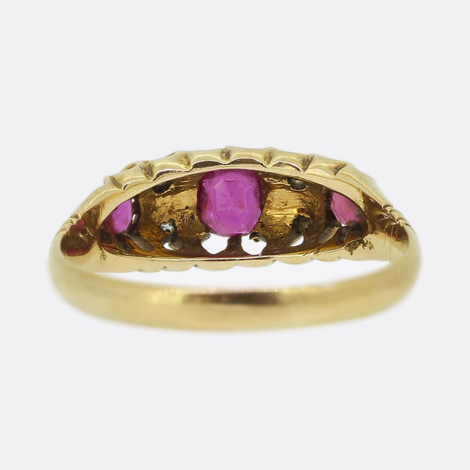 Taglio rotondo Anello edoardiano con rubino e diamanti in vendita