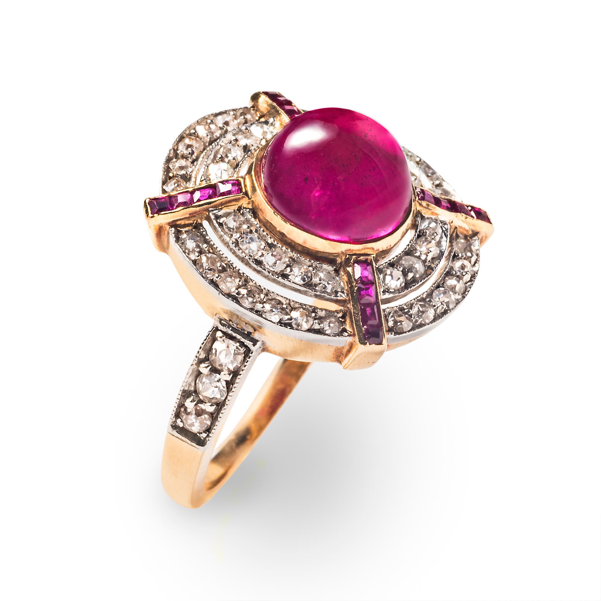 I gioielli dell'epoca edoardiana sono noti per i loro design eleganti e i dettagli delicati. Questo anello in platino e oro giallo, realizzato a mano, è incentrato su un sostanzioso rubino cabochon incastonato in cerchi concentrici di diamanti