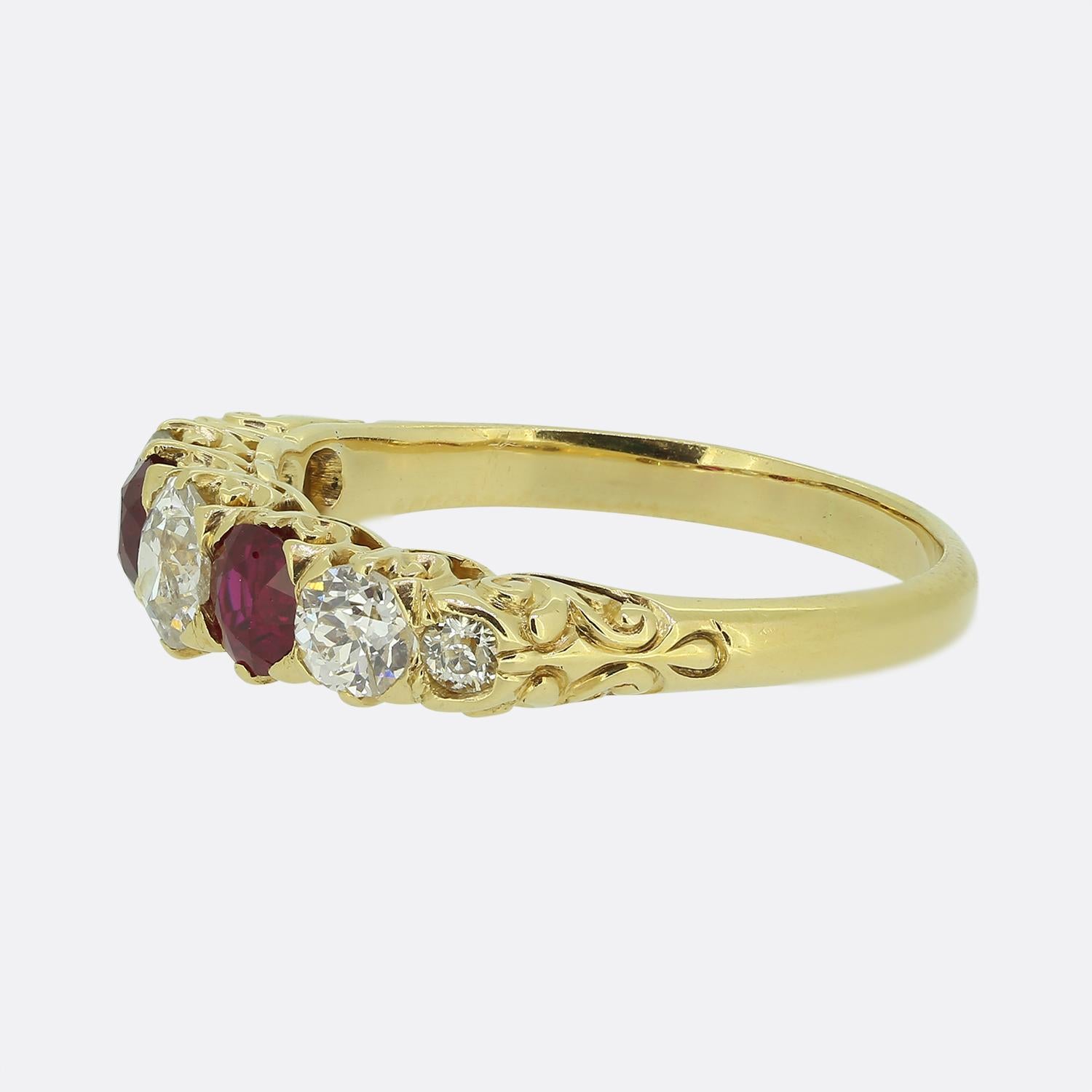 Qui abbiamo un meraviglioso anello con rubino e diamante risalente agli inizi del XX secolo. L'anello è realizzato in oro giallo 18 carati e presenta sette pietre preziose, il che lo rende raro perché di solito sono cinque o tre. I diamanti sono di