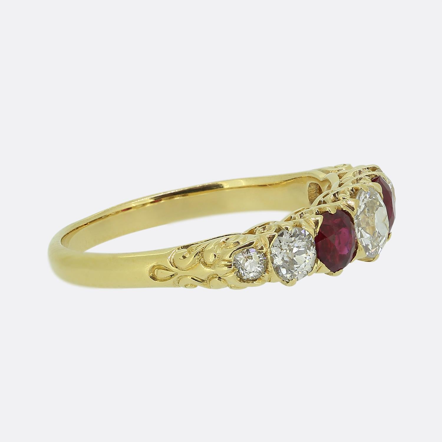 Taglio rotondo Anello con sette pietre in rubino e diamanti di epoca edoardiana in vendita