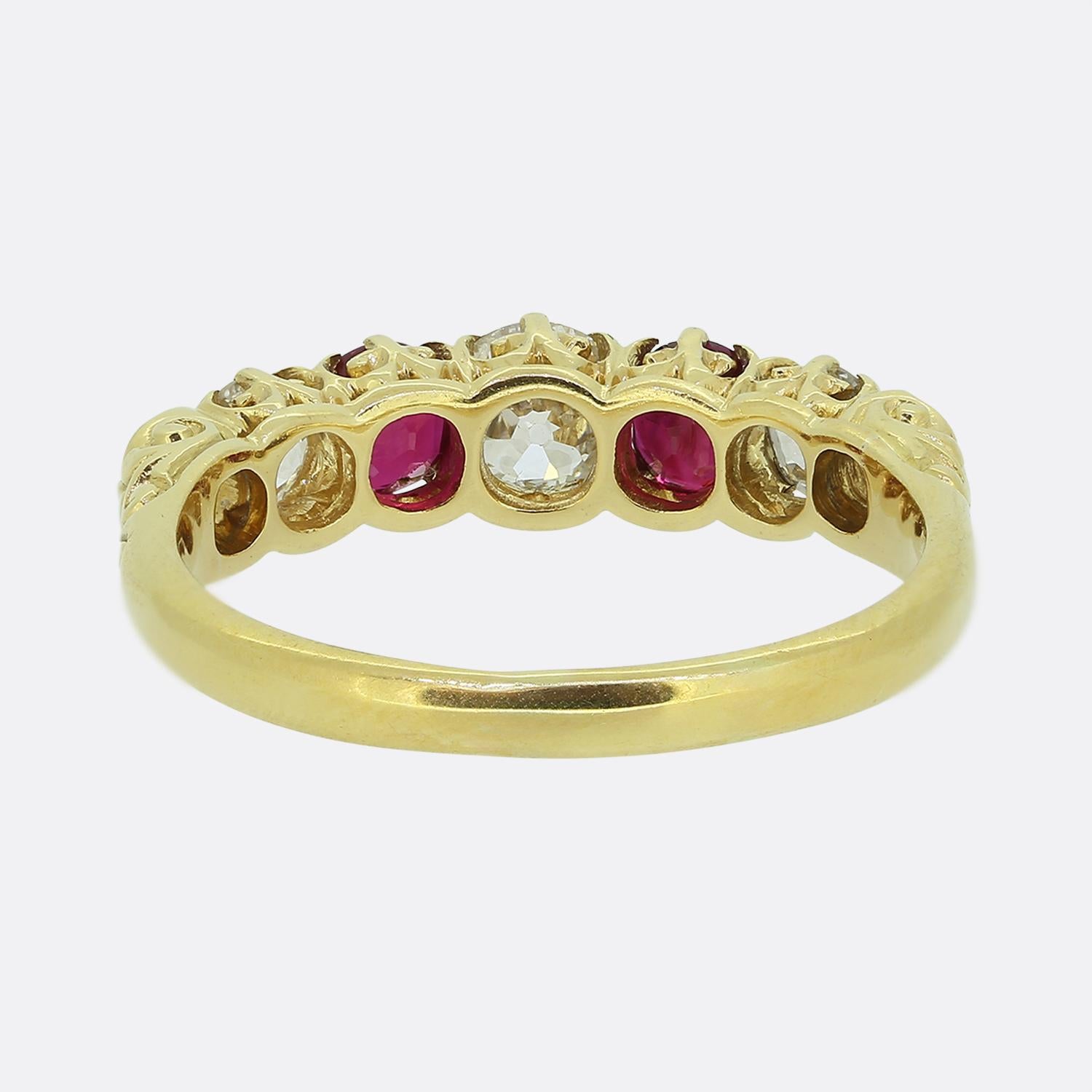 Anello con sette pietre in rubino e diamanti di epoca edoardiana In condizioni buone in vendita a London, GB